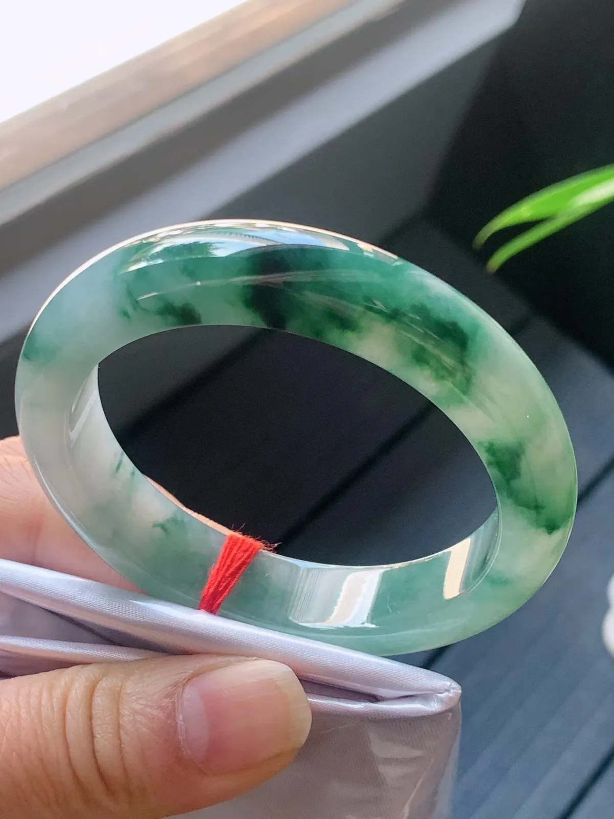 【翡翠名称】老坑种冰飘花52.8正圈口手镯
【翡翠尺寸】52.8/12/8.3mm适合51.8-54正圈口佩戴
【翡翠描述】宝贝种老水足，玉质细腻，色泽靓丽，性价比高，佩戴效果好！
【其它赠送】权威证书/精美挂绳盒子/支持全国复检