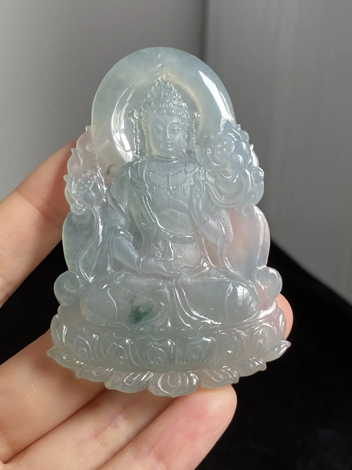 翡翠冰糯种淡绿色吊坠