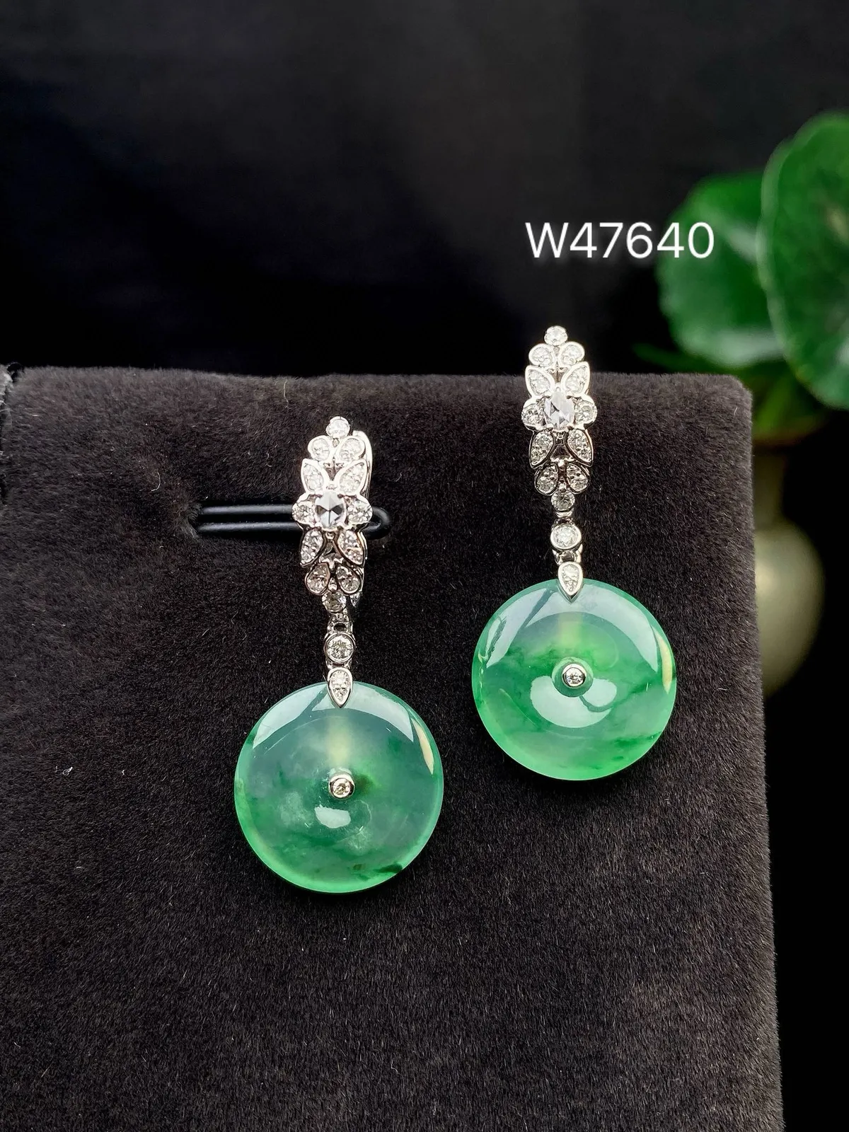 【冰种飘绿平安扣耳坠】质地细腻，冰感十足，通透闪亮，18k金钻镶嵌，裸石尺寸13.8*2.8毫米