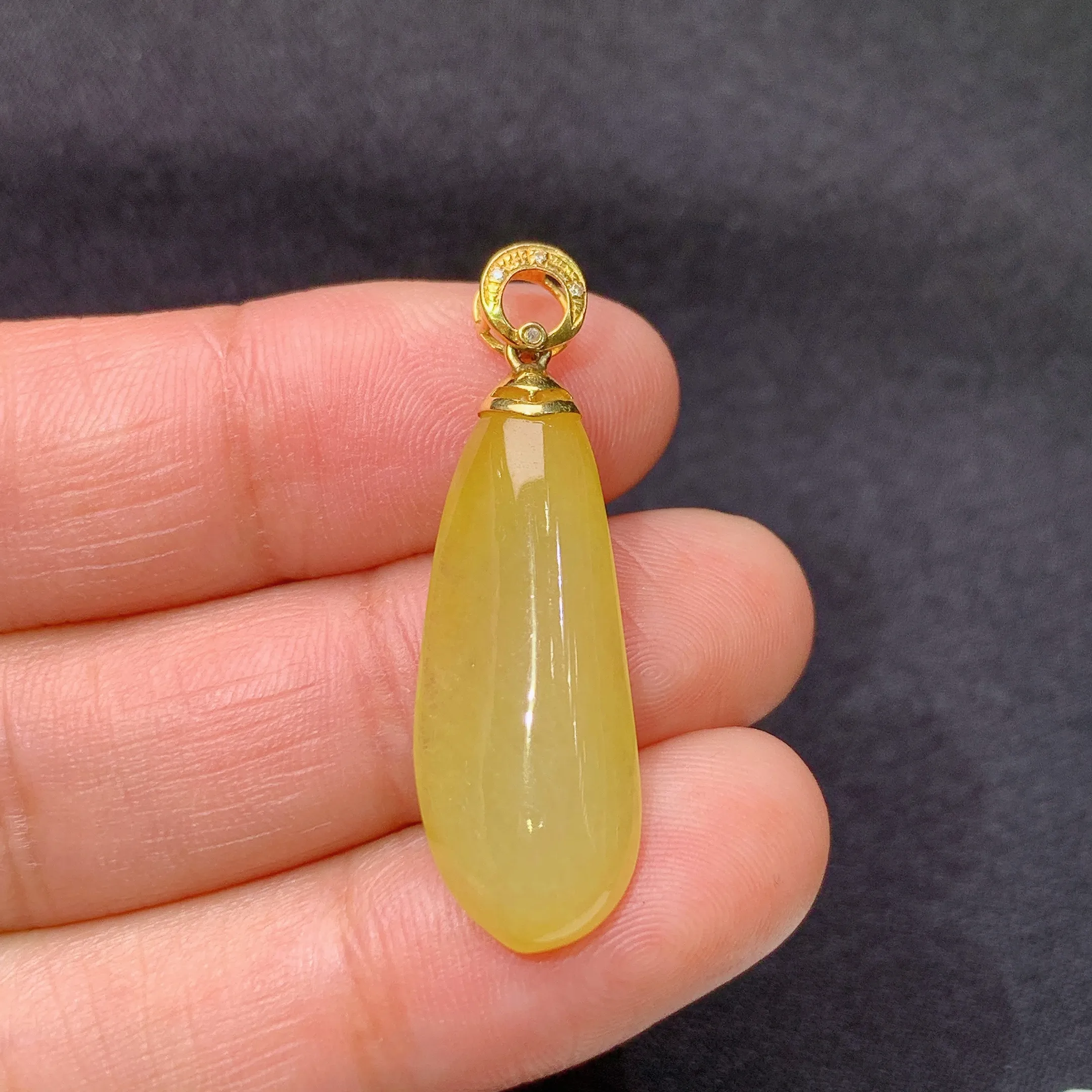 冰黄翡福瓜吊坠，18k金镶嵌，色泽鲜艳，水色超佳，wq整体尺寸34.3*10.3*4.8