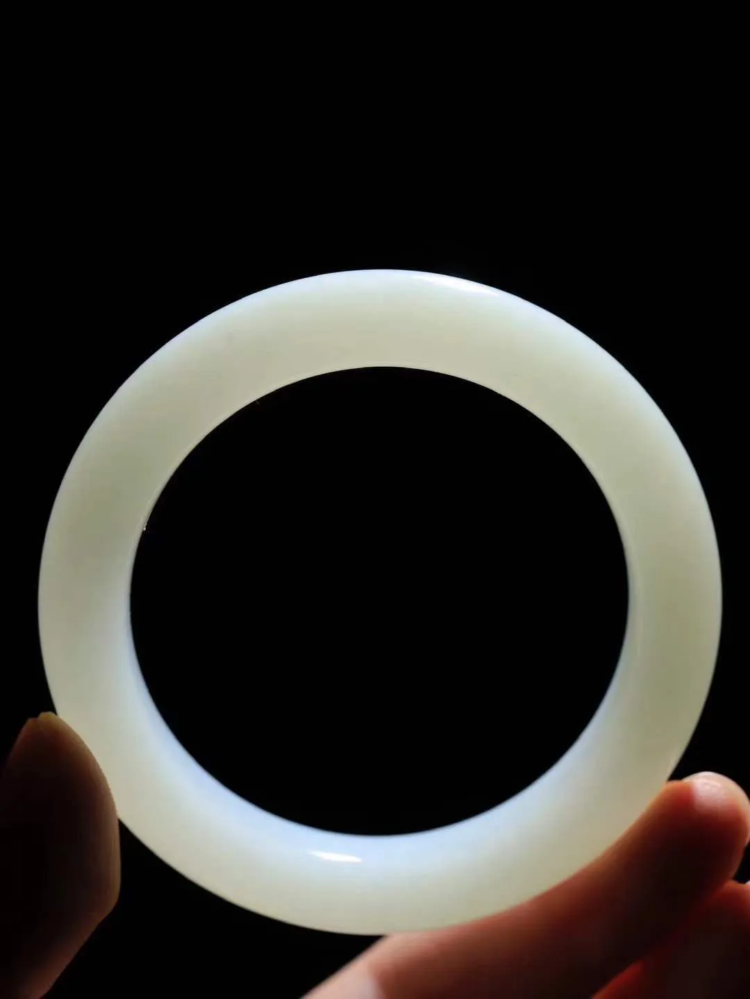 【花样年华·手镯】

精品和田玉白玉手镯，质地油润细腻，色泽高贵典雅，镯型古朴典雅。在诗情画意的雨巷相遇，你是我腕间的一抹风情，有你眸有深情，清风荡漾湖间静水，我愿俯身低眉，在烟波涟漪处，寻你深情倩影。内径54mm尺寸12.4-9.8mm 重59.35克fDA-781271224