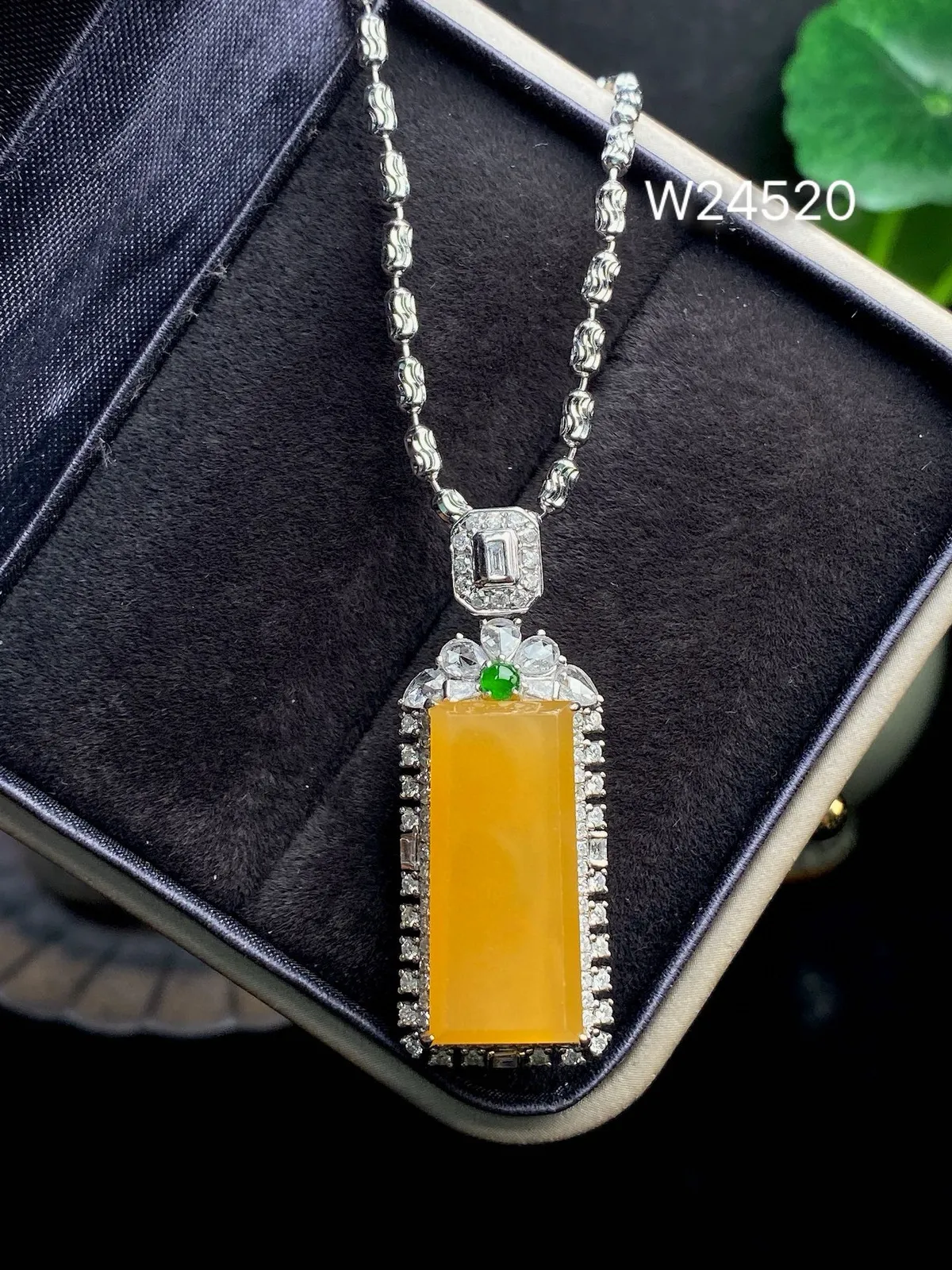 【冰种黄翡无事柱】质地细腻，冰润透亮，光泽出众，冰感十足，18k金钻镶嵌，裸石尺寸21*9.4*3.