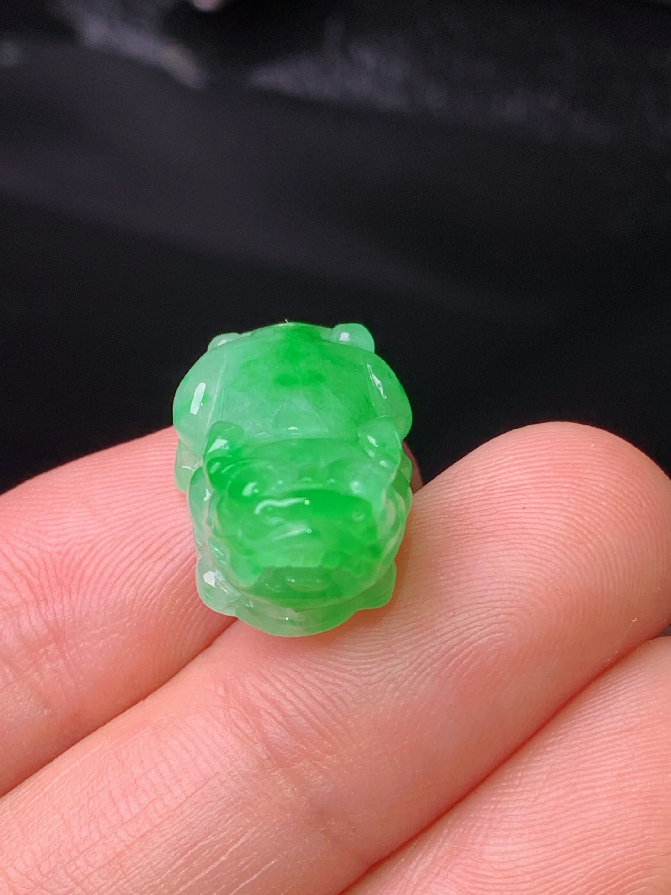 翠绿貔貅吊坠 玉质细腻 色泽艳丽清新 整体尺寸22*12*9.6