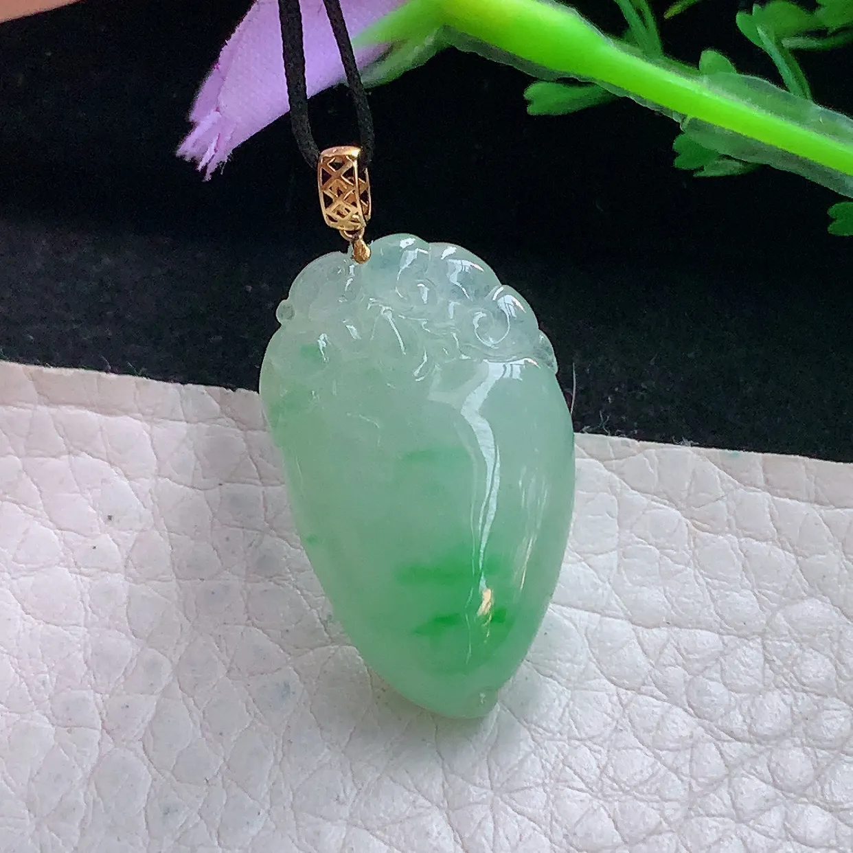 x54自然光27.8*17*6.8精美翡翠a货飘绿福瓜 玉瓜玉吊坠 玉挂件