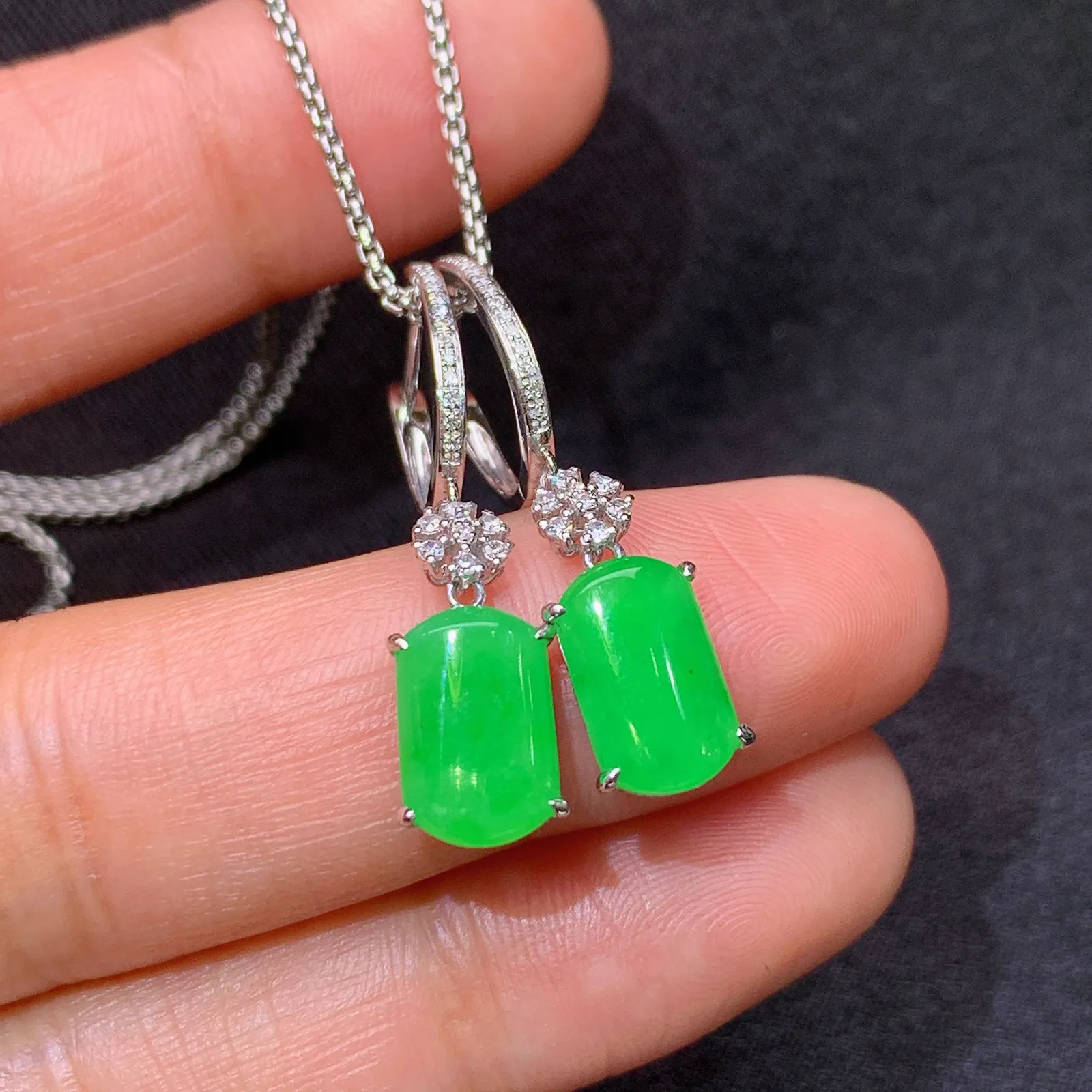 阳绿马鞍耳坠，18k金镶嵌，简约时尚，冰润色阳，种水足，Yt 尺寸9.3*5.8*2