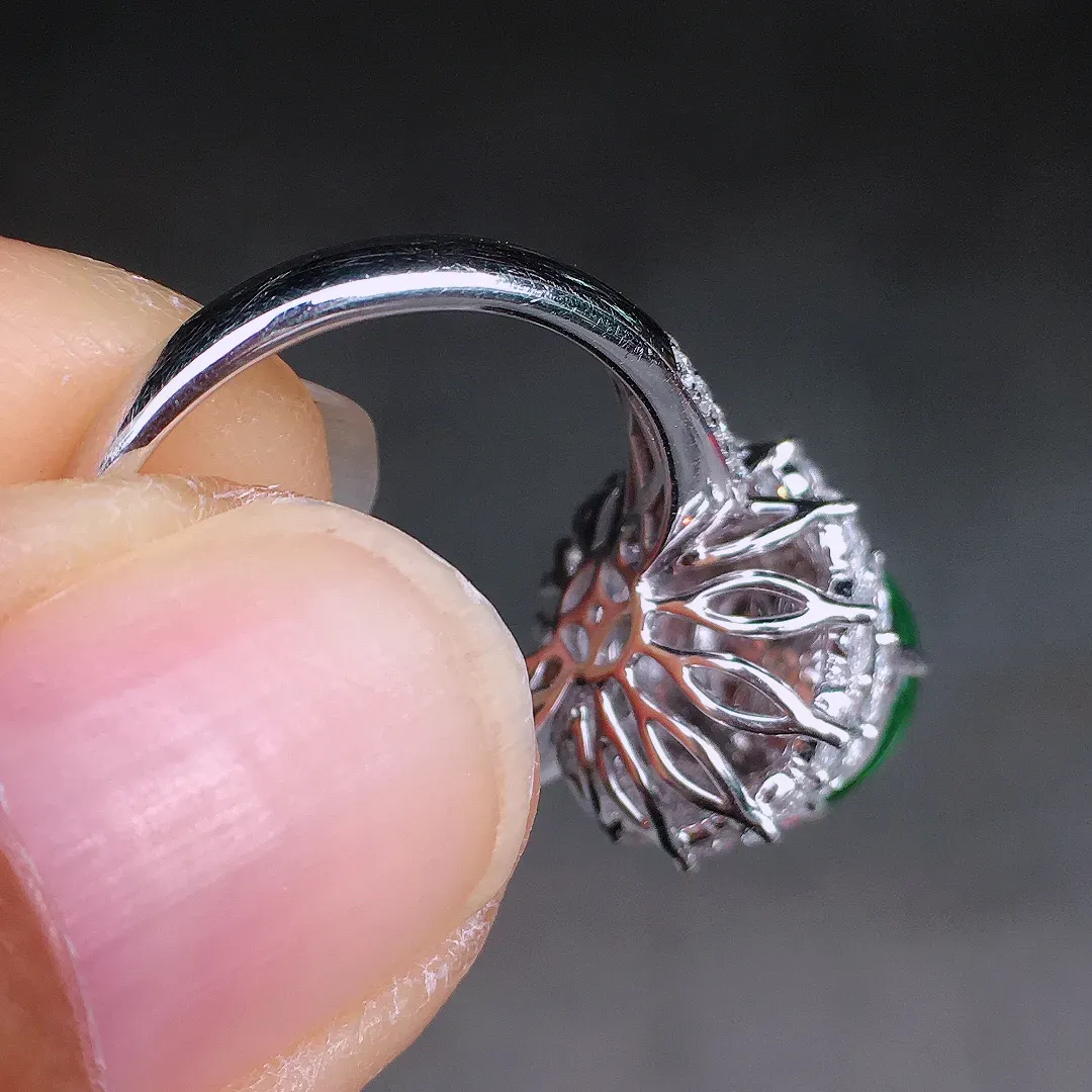 阳绿蛋面戒指，色泽均匀艳丽，玉质细腻，荧光感超
强，饱满圆润，尽显优雅气质，18k
金豪华镶嵌