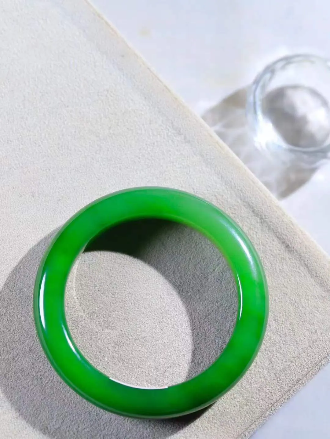 【碧波流转·手镯】

收藏级️和田玉碧玉手镯，玉质细腻温润，手感舒适，️线条流畅，简约大气，美自天成，佩戴于腕间，婉约之美，举手投足间透出那份低调奢华，醉人心扉。
重58.5克 内径圈口53.3mm尺寸11.7-9.7mm  FDA-131201208