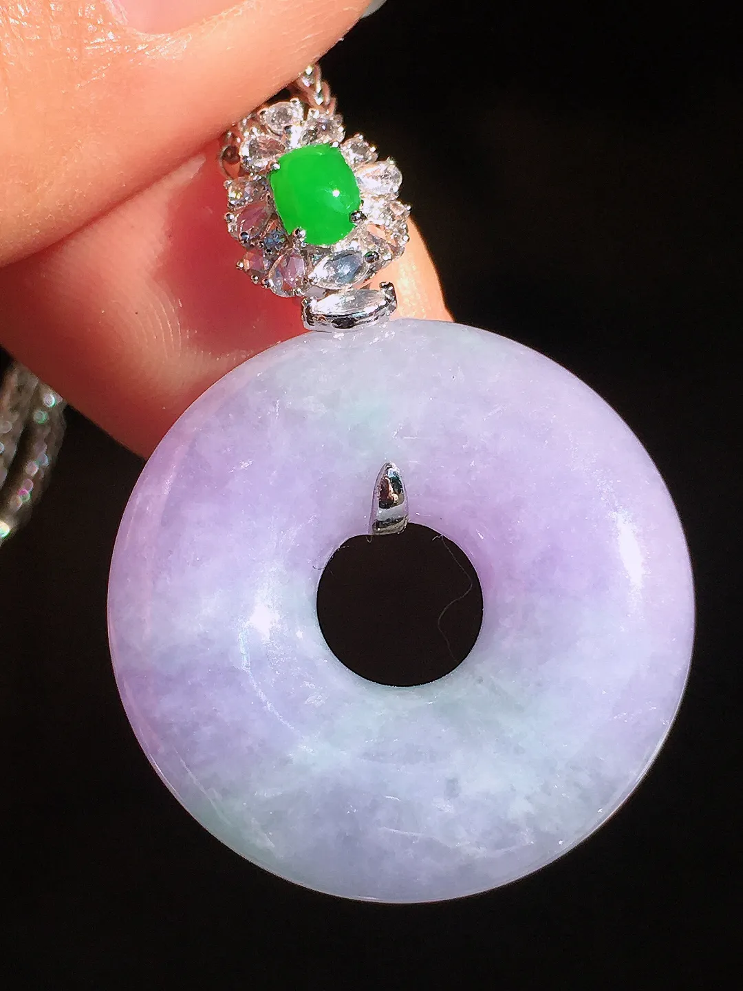 春彩平安扣吊坠，色泽艳丽，玉质细腻，荧光感超
强，饱满圆润，尽显优雅气质，18k
金豪华镶嵌