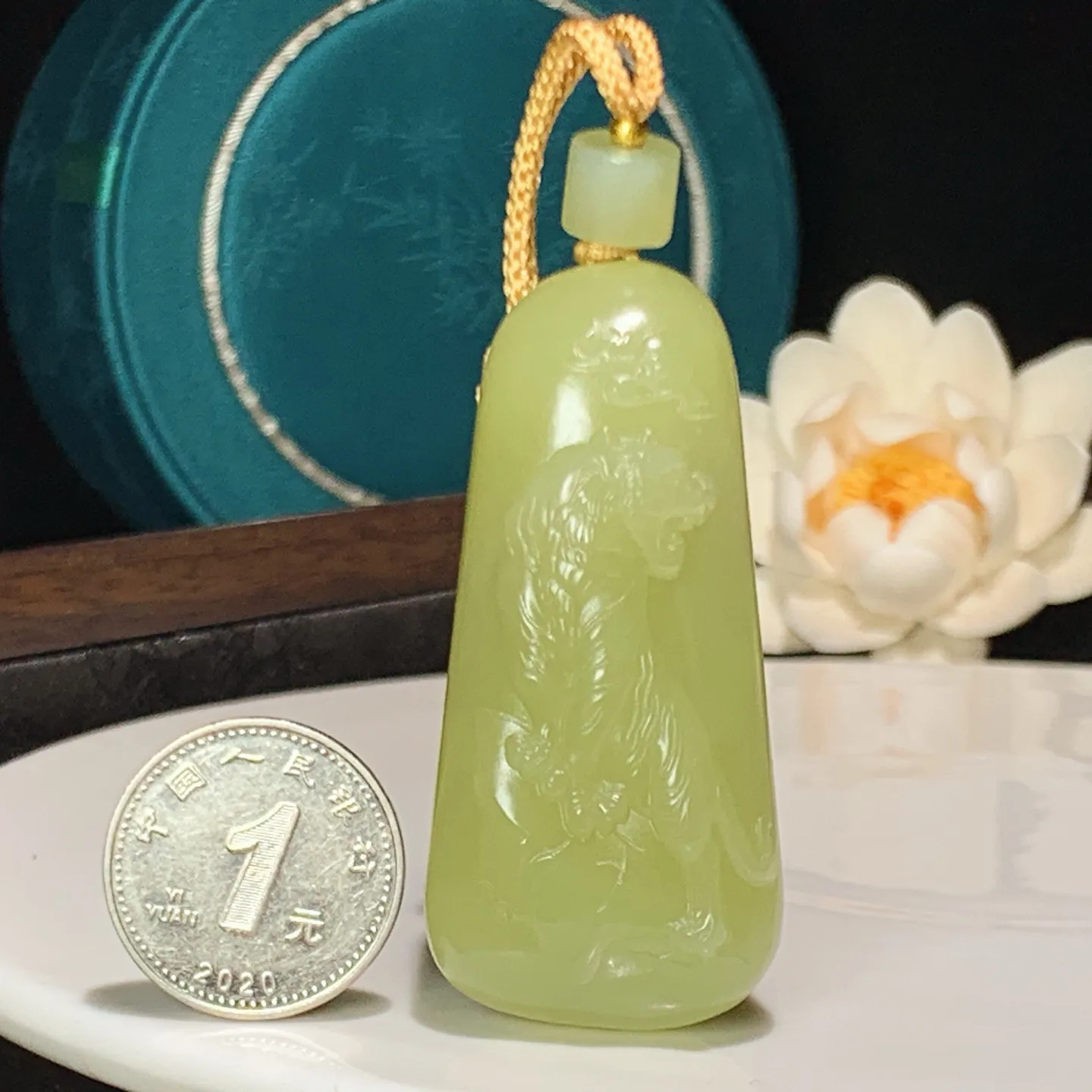 新疆和田玉若羌黄口料龙佑一方挂件。尺寸56/27/15重43克。玉质细腻油润。手推出油。佩戴高端典雅。lt251213