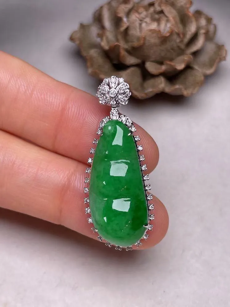 冰糯种辣色福豆吊坠、真金真钻镶嵌，种水好，玉质细腻 .裸石尺寸 25.3*11.5