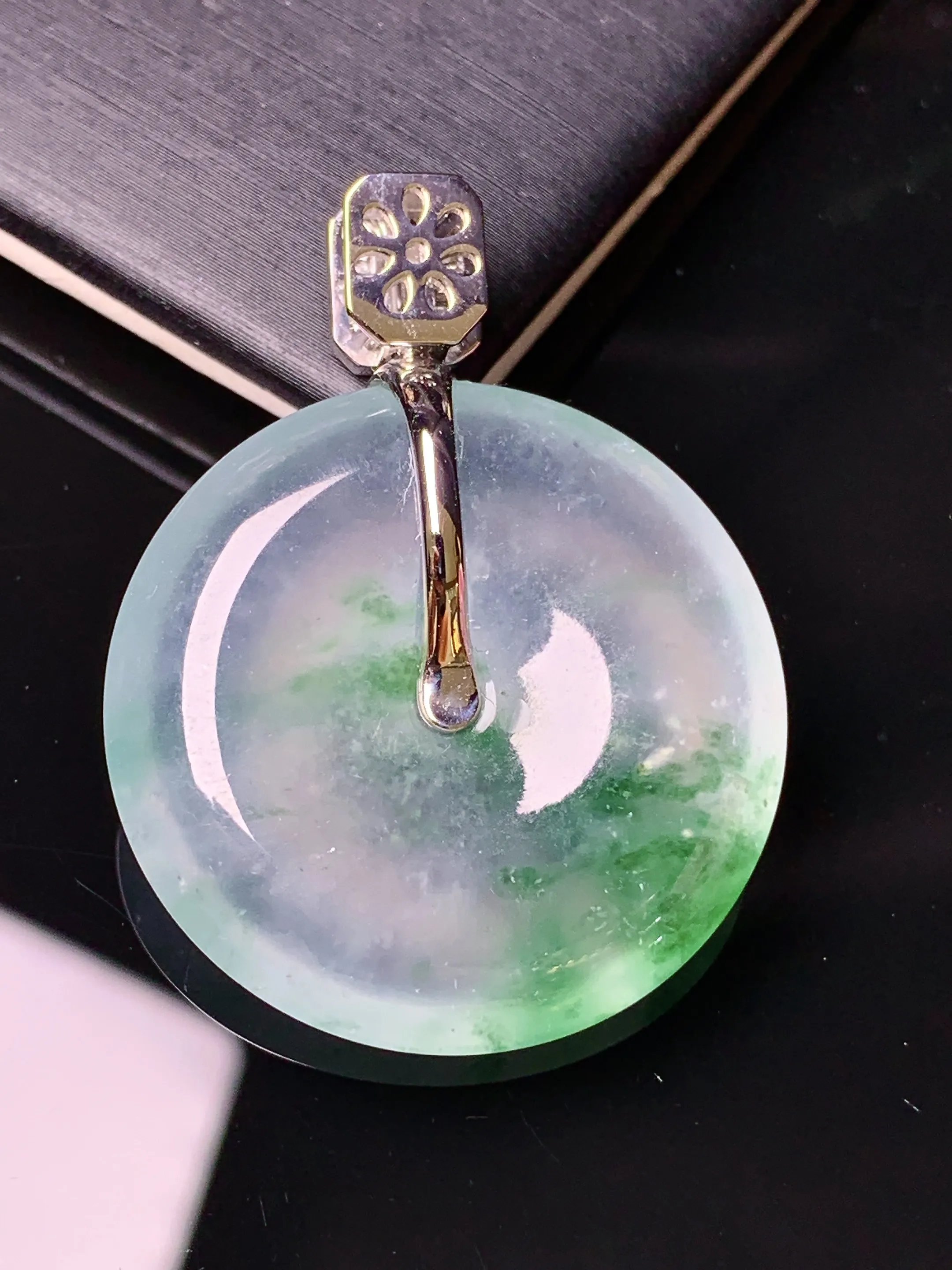 18k金钻镶嵌冰种飘绿平安扣吊坠 玉质细腻 水润亮眼 色泽艳丽 整体尺寸39.2*29.8*6.6