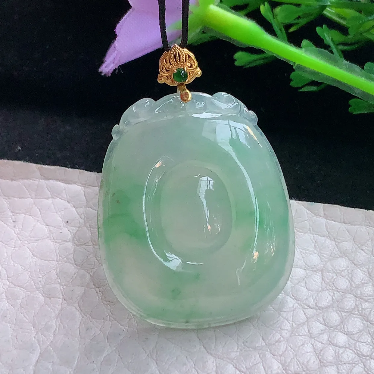 x54自然光33.8*28*5.8精美翡翠a货冰绿福贝玉吊坠 玉挂件