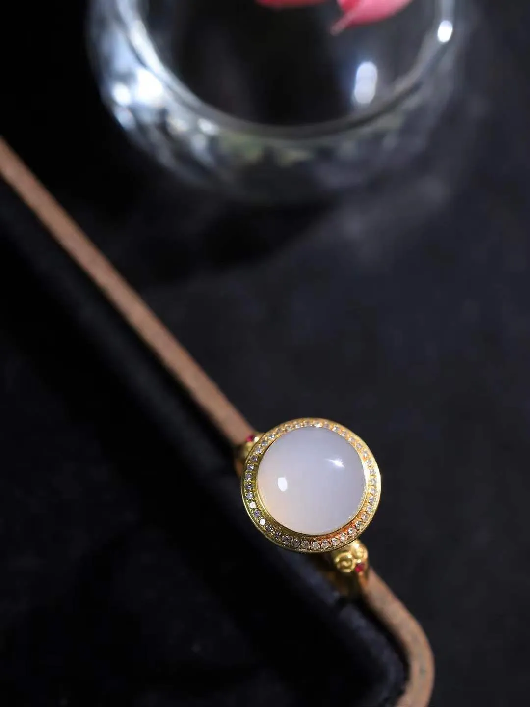 【金镶玉.戒指】

精品和田玉烟紫Au750金戒指 玉质细腻温润 油性十足 ，不论时光如何流转变化，这枚戒指始终闪耀着最初的光芒。精工镶嵌18K金 （保真金 可检测贵金属18K金） 重3.68克 尺寸17-10mm 781201255A