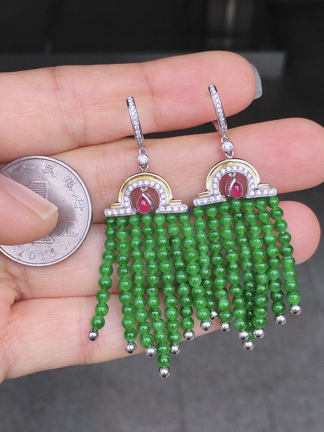 阳绿珠子耳坠，色泽均匀艳丽，玉质细腻，荧光感超
强，饱满圆润，尽显优雅气质，18k
金豪华镶嵌