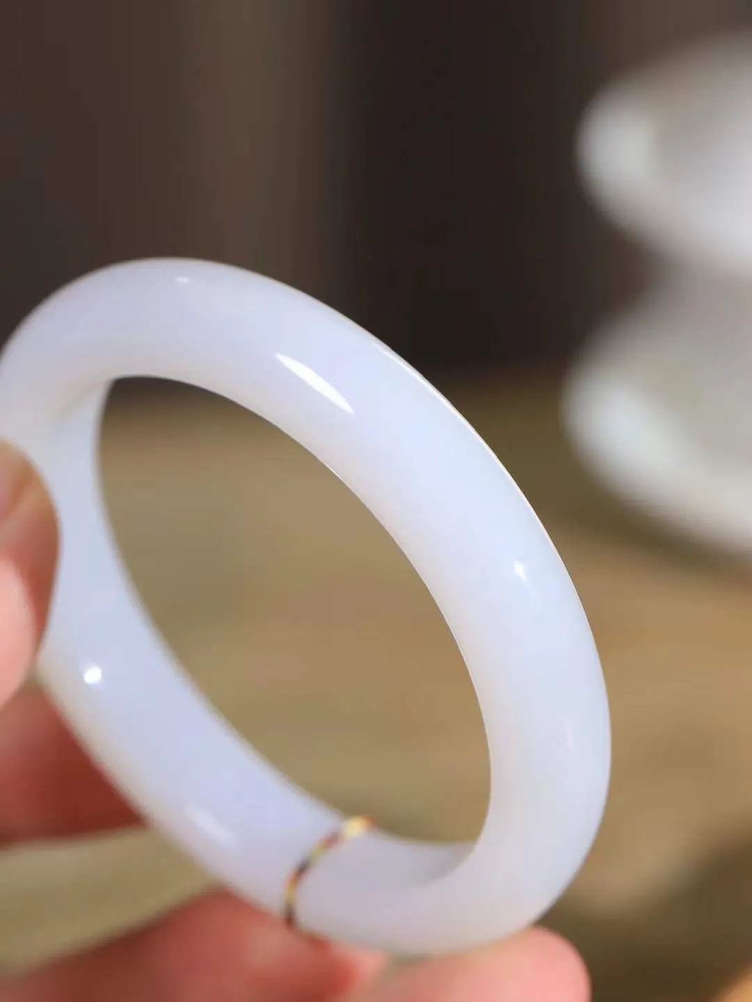 （柔情似水.手镯）

精品和田玉白玉手镯，玉质温润细腻，镯型饱满圆润，优雅知性，姽婳于幽静兮，又婆娑乎人间，经典款型，古朴典雅。极具灵性，腕间风情，风姿卓越。 重56.4克   尺寸56.5-12-9.4mm    FDL-36128726
