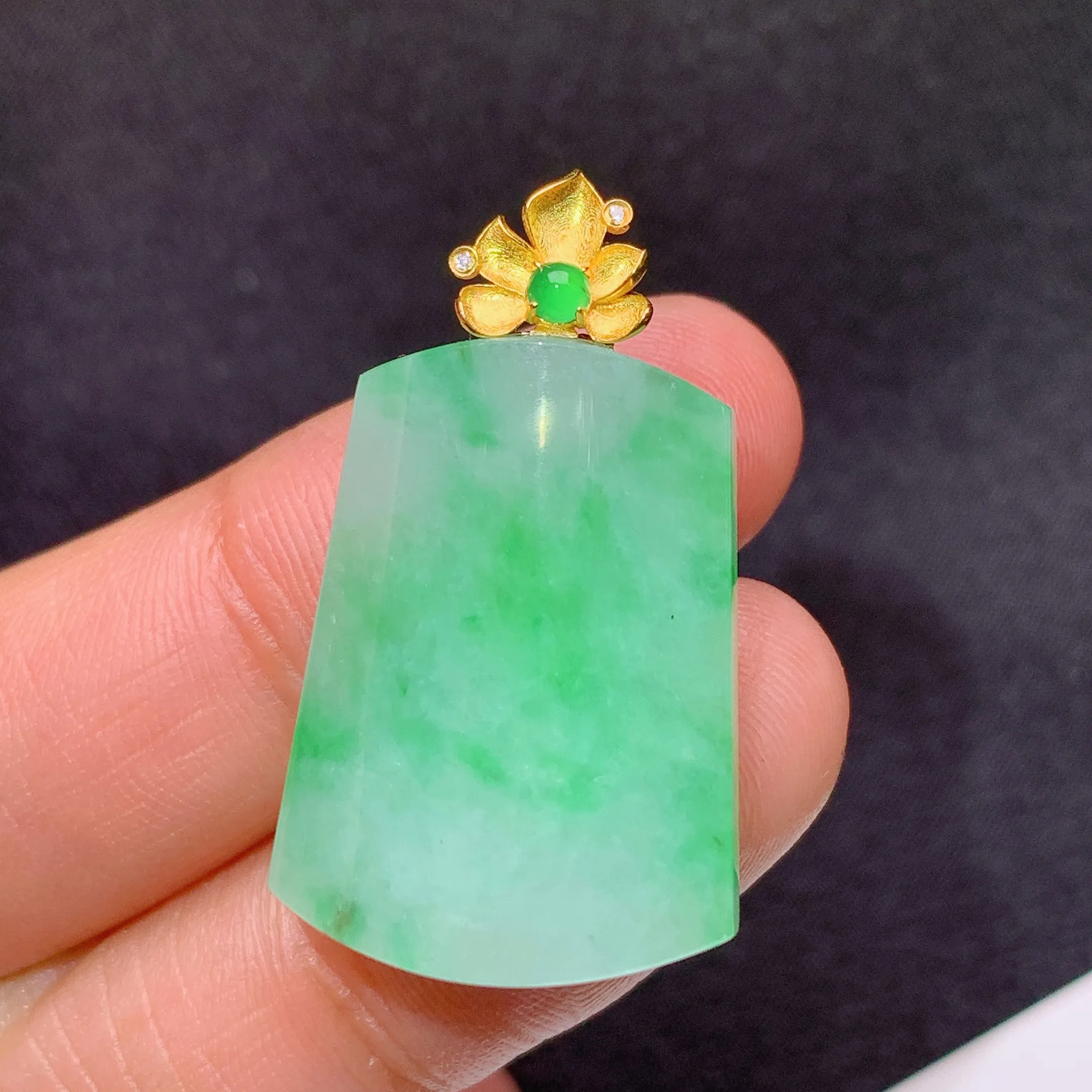 冰飘绿无事牌吊坠，18k金镶嵌，冰润色阳，玉质细腻，种水足，Xz整体尺寸30.9*17.9*5.5