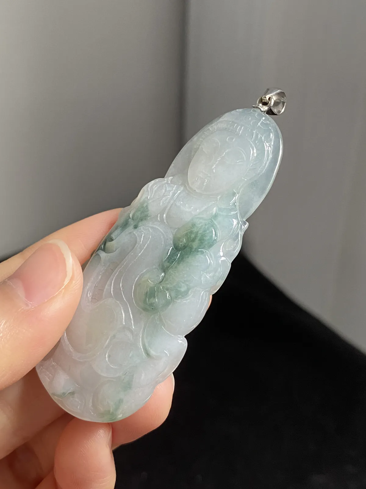 翡翠冰糯种淡绿色吊坠，印记：Au750