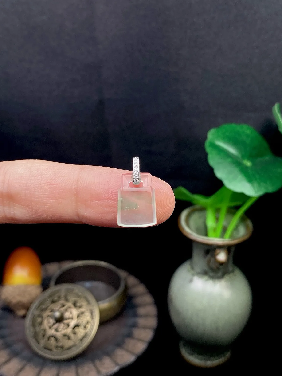 【冰种飘花平安锁吊坠】质地细腻，饱满度很好，晶莹剔透，18k金钻镶嵌，裸石尺寸12.4*8.8*2.6毫米