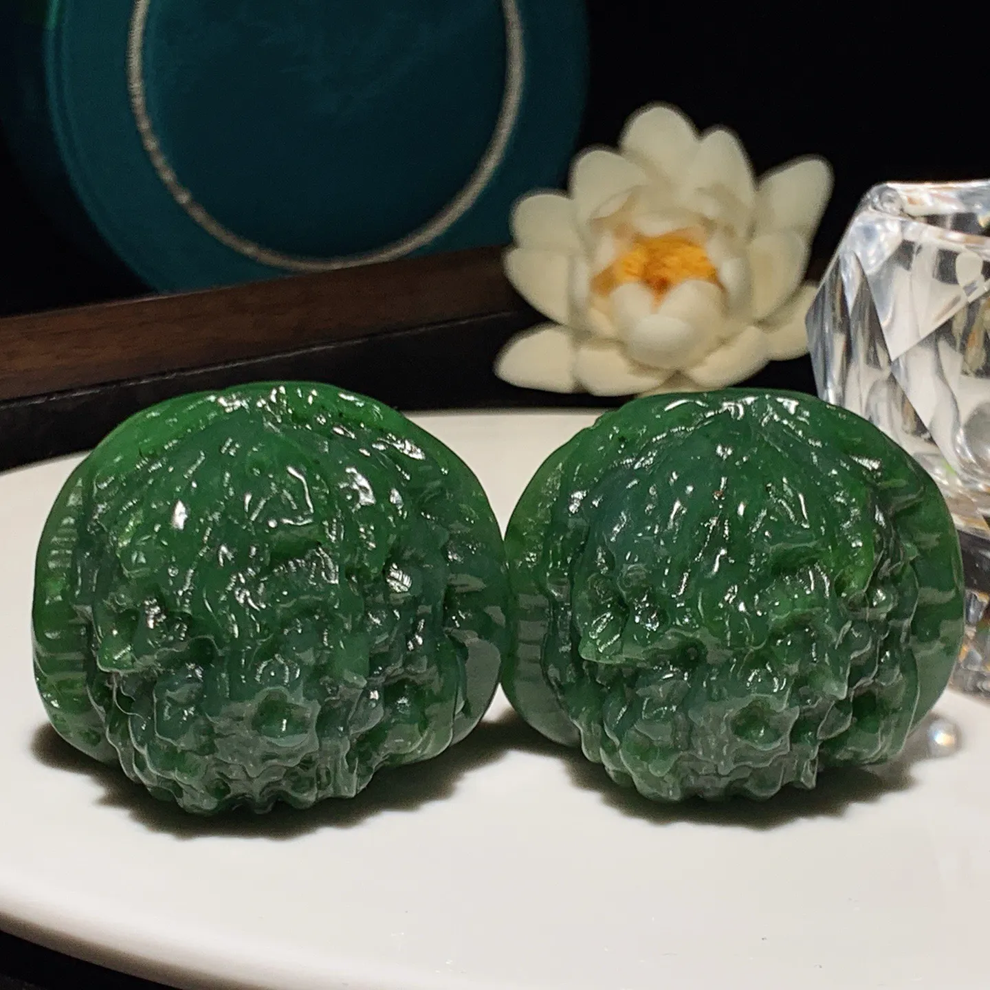 和田玉阳绿俄罗斯碧玉大权在握核桃把件。尺寸37/44重170.5克。玉质细腻油润。手推出油。佩戴高端