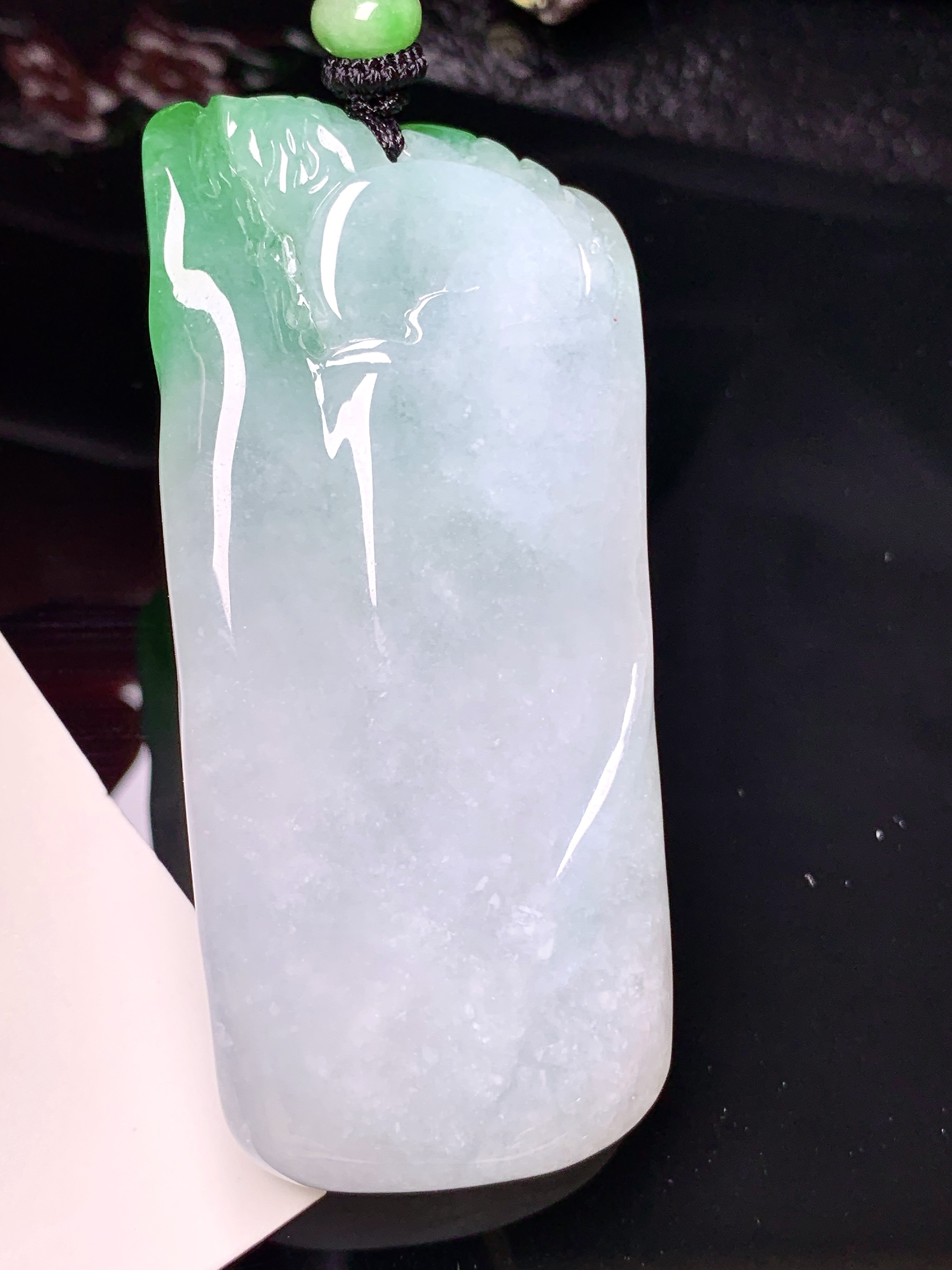 飘绿观音菩萨吊坠 玉质细腻 水润亮眼 色泽艳丽 整体尺寸64.5*29.7*12.8