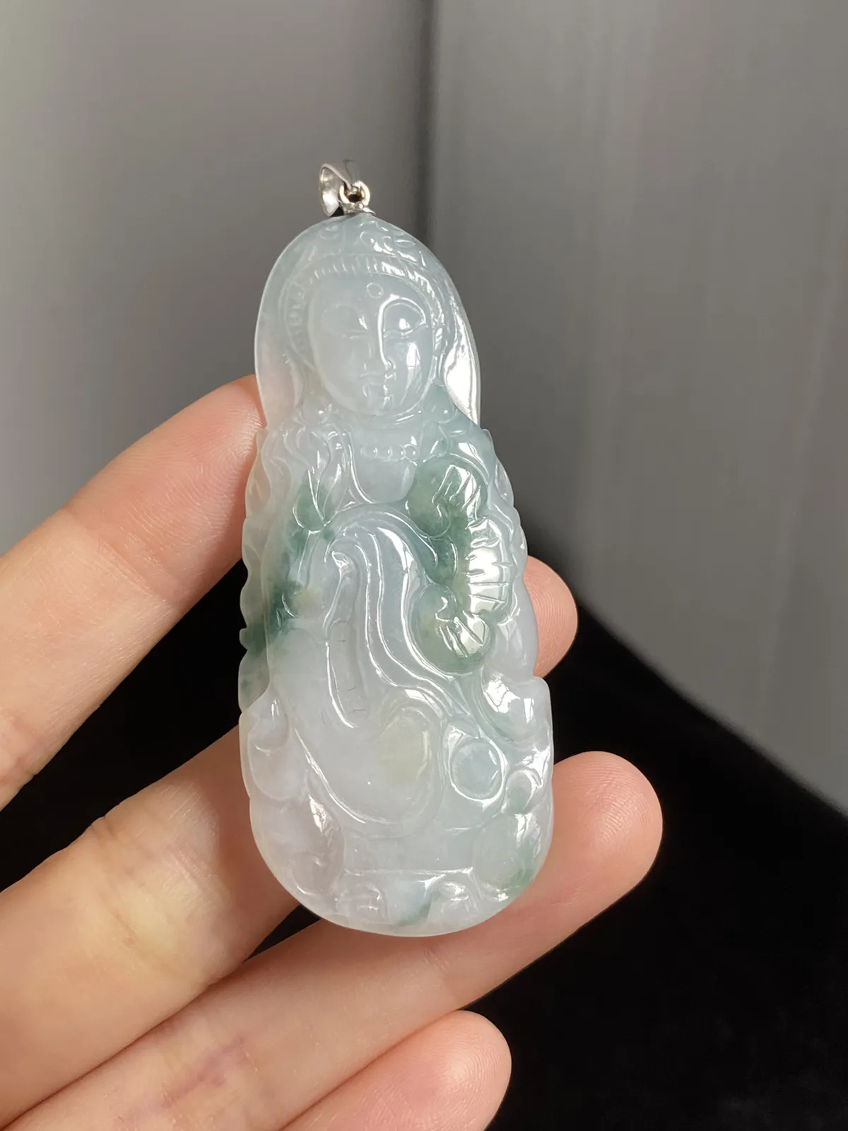 翡翠冰糯种淡绿色吊坠，印记：Au750