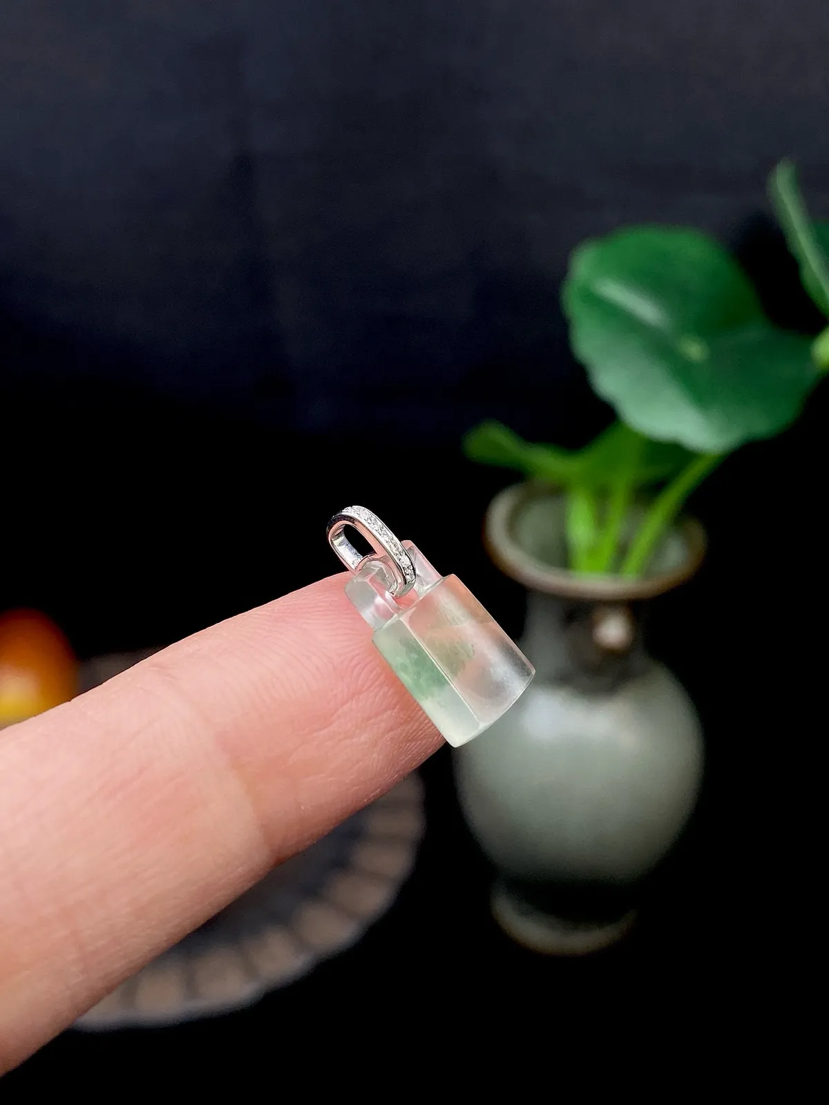 【冰种飘花平安锁吊坠】质地细腻，饱满度很好，晶莹剔透，18k金钻镶嵌，裸石尺寸12.4*8.8*2.6毫米