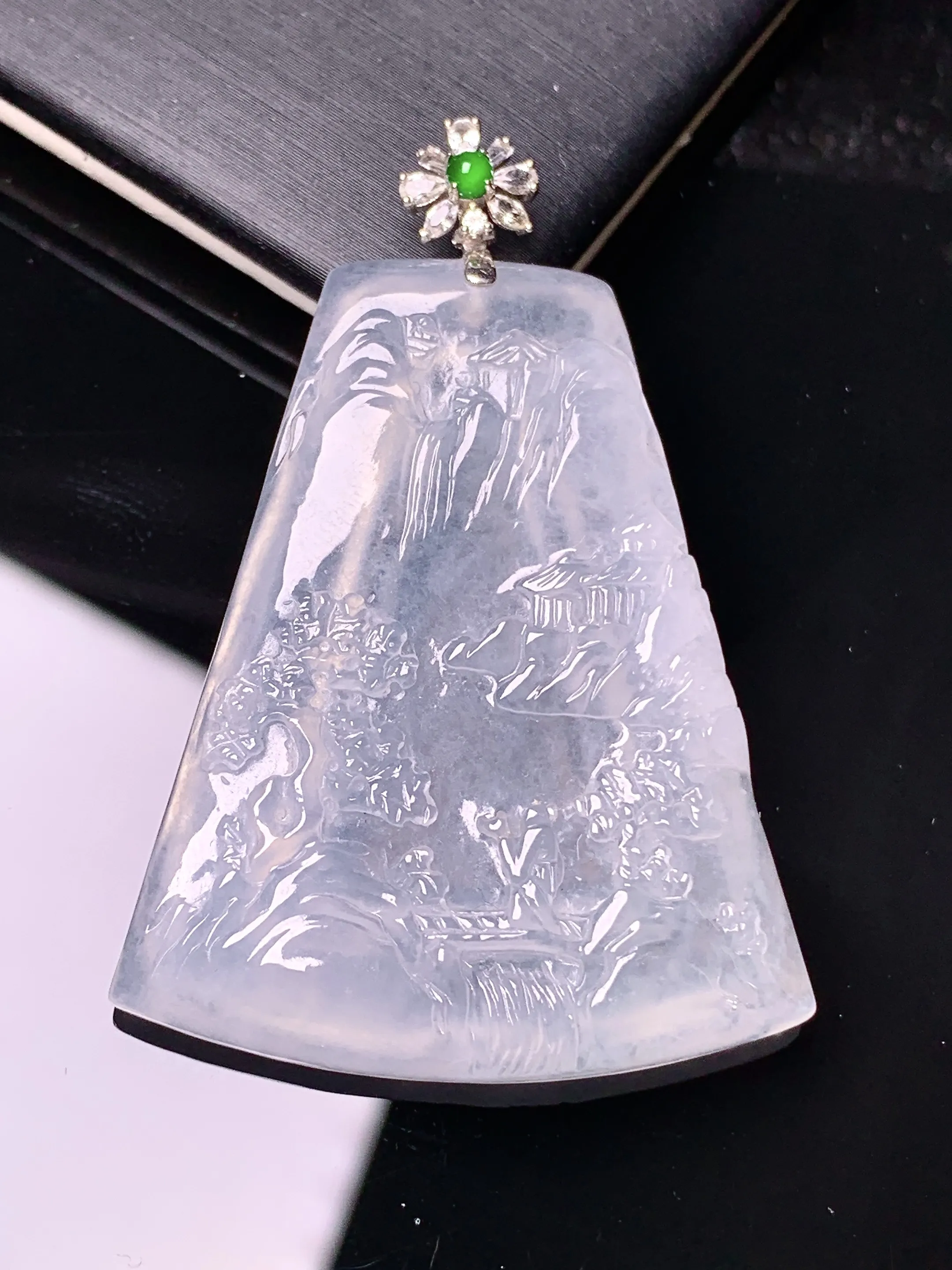 18k金钻镶嵌冰种山水牌子吊坠 玉质细腻 水润亮眼 色泽艳丽 整体尺寸49.5*34*5.2