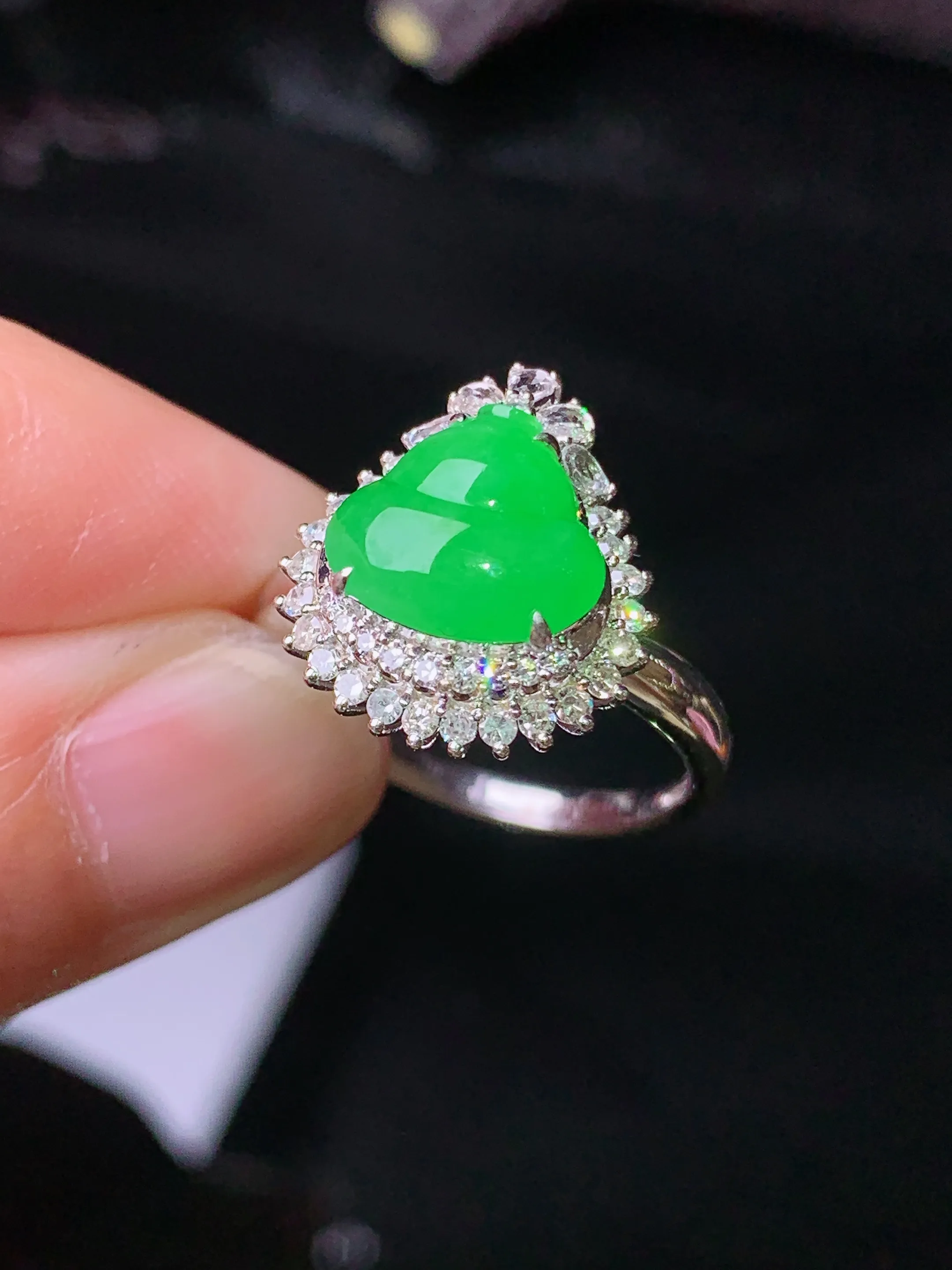 18k金钻镶嵌满绿葫芦戒指 玉质细腻 水润亮眼 色泽艳丽 圈口13.5 整体尺寸15.2*13.7*9