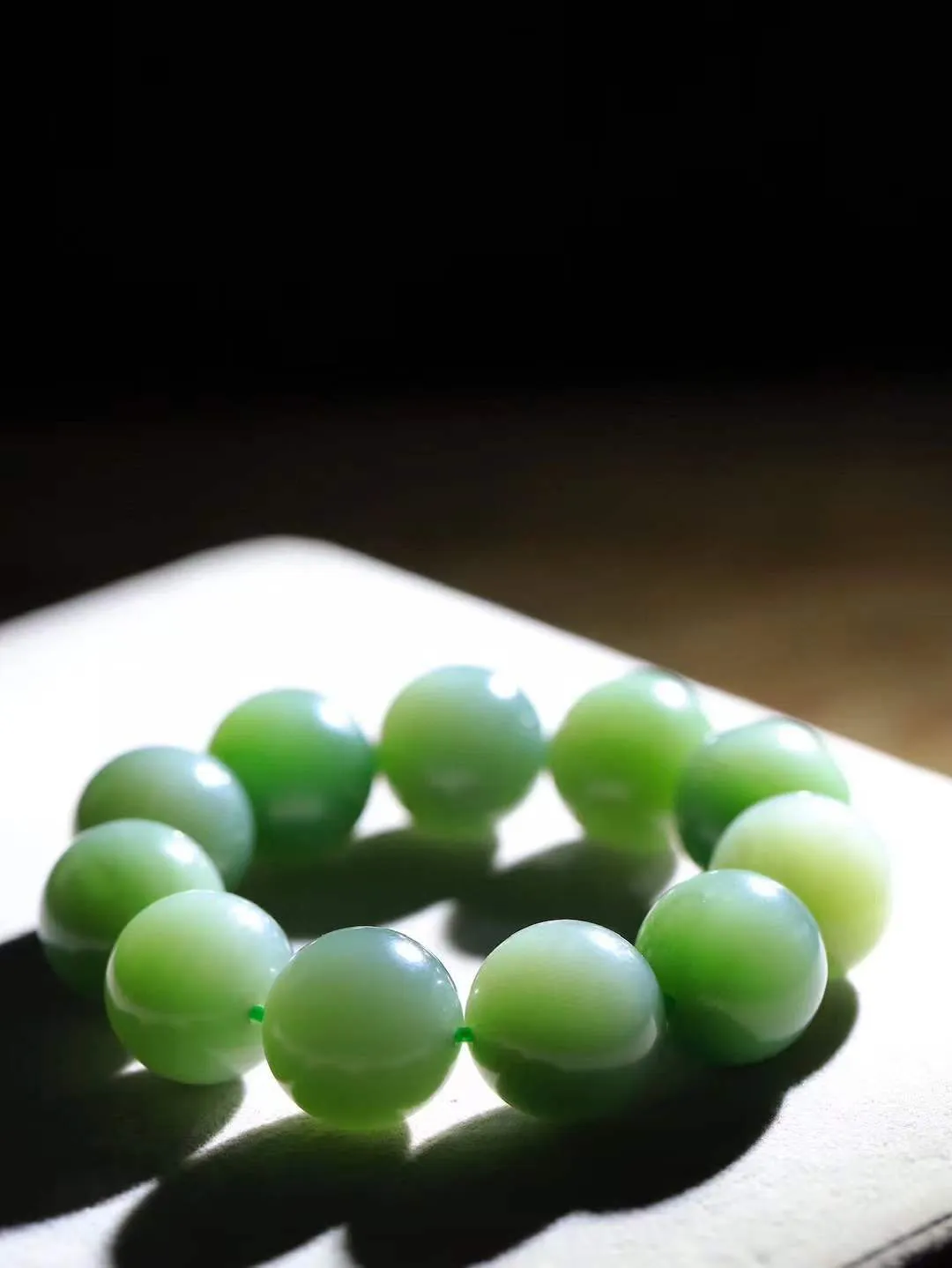 【珠圆玉润.手串】

精品️和田玉碧玉猫眼珠圆玉润手串 玉质温润细腻  整串打磨圆润，佩戴舒适。珠珠落玉盘，间关莺语花底滑，一生美好时光，无论身在何处，都有它相伴相守。事事顺遂，幸福美满，吉祥如意。重149.29克 尺寸取一20.1mm  FDA-221201233