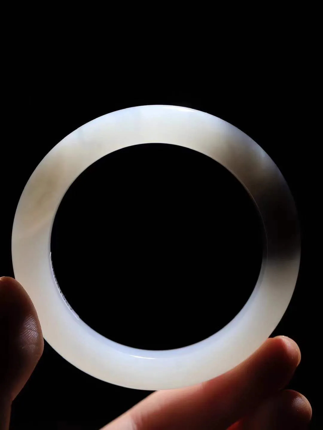 【婉约佳人.手镯】

精品️和田玉烟紫白双色手镯 玉质温润细腻 油性十足 手感舒适，高华雅逸，线条流畅，简约大气，美自天成，素雅高贵。佩戴于腕间，婉约之美，举手投足间透出那份低调奢华。重61.09克 内径55.5mm  尺寸12.1-9.5mm   FDA-781201233