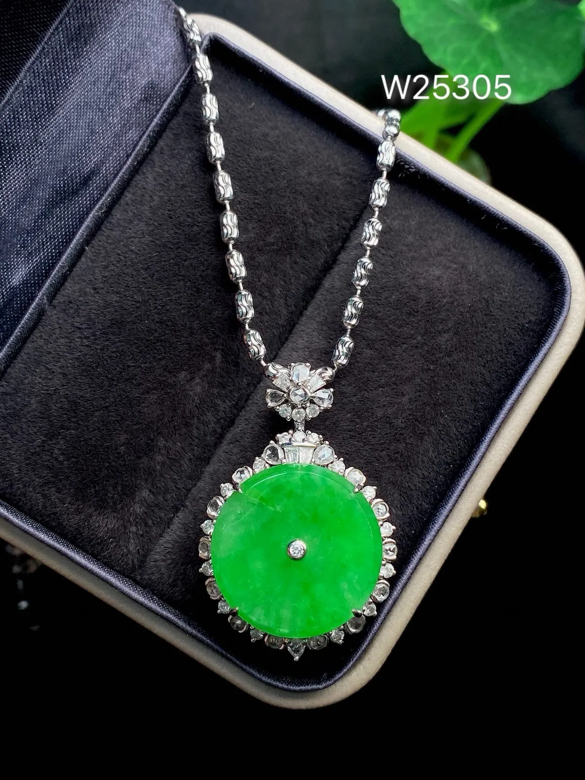 【冰种满绿圆无事牌】种水颜色都不错，冰感明显，质地细腻干净，佩戴佳品。18k金钻镶嵌，裸石尺寸18.