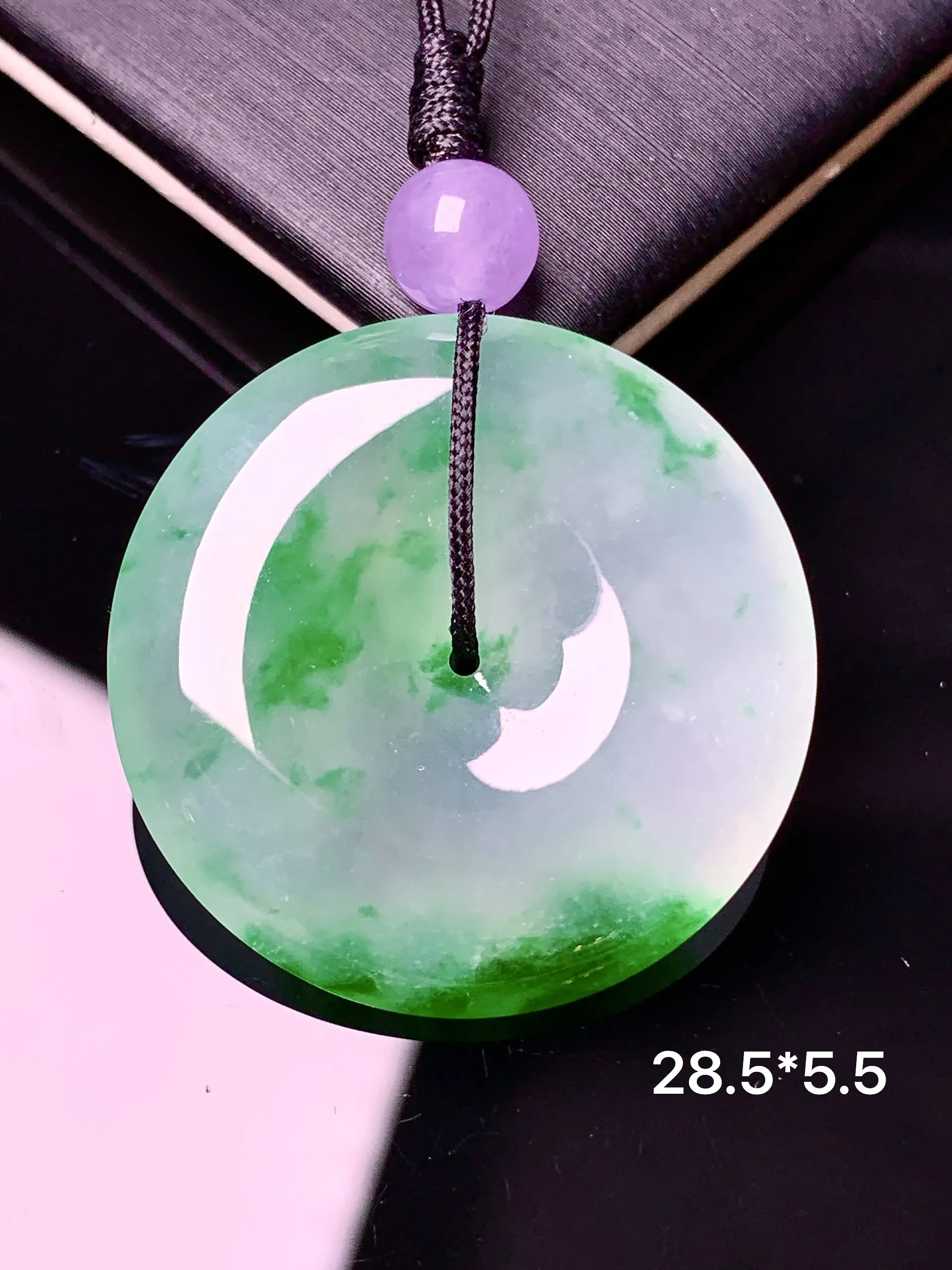 冰种飘绿平安扣吊坠 冰透水润 玉质细腻 色泽艳丽清新 整体尺寸20.5*5.5