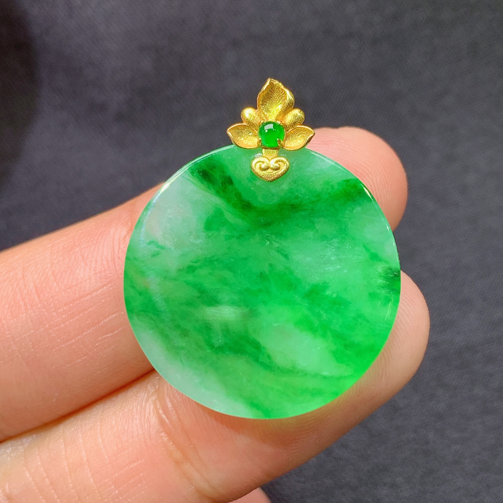 飘绿圆牌吊坠，18k金镶嵌，冰润色阳，种水足，My 尺寸27.3*22.3*3