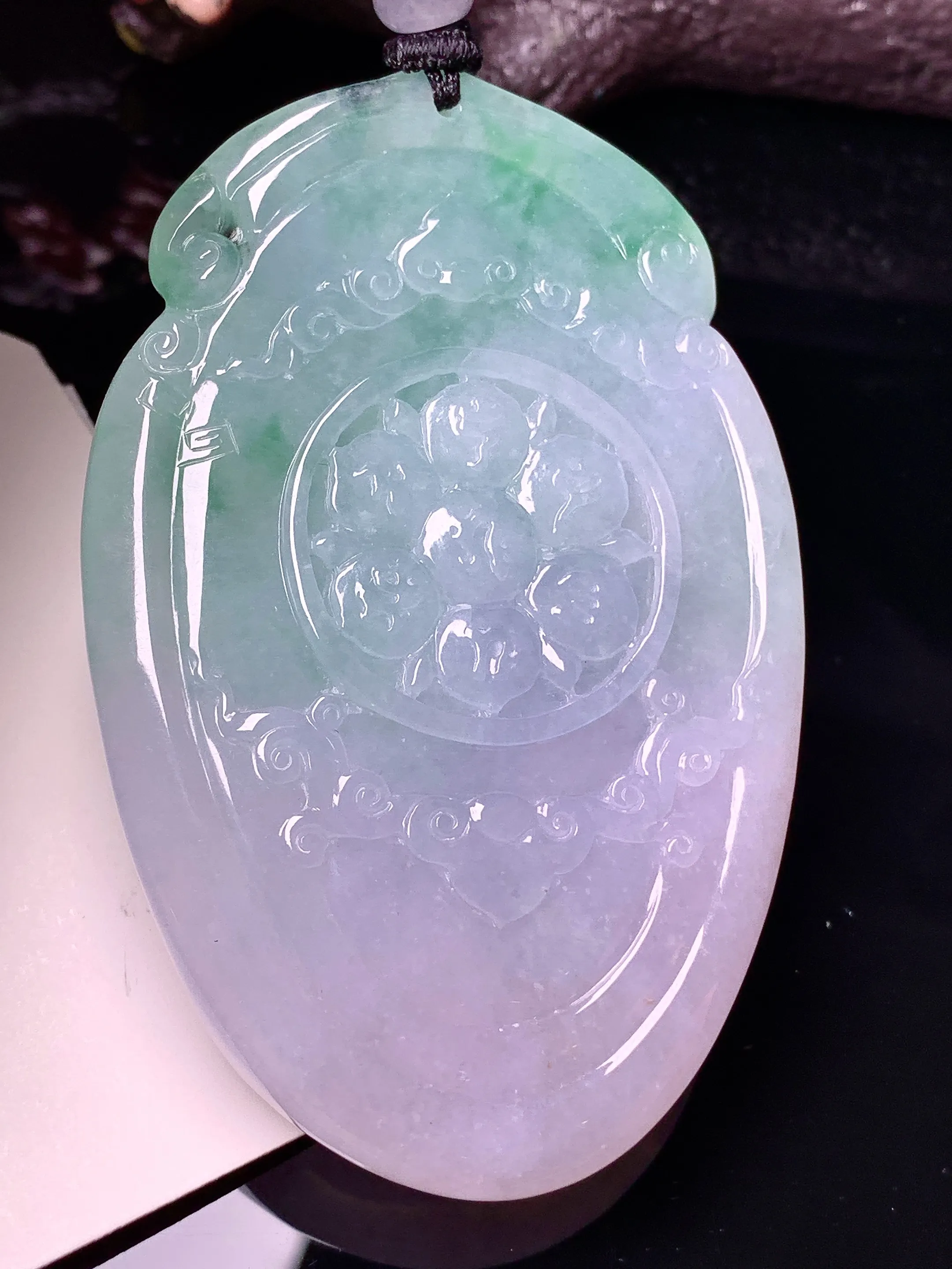 淡紫罗兰飘绿千手观音菩萨吊坠 玉质细腻 水润亮眼 色泽艳丽 整体尺寸70.6*47*11.6