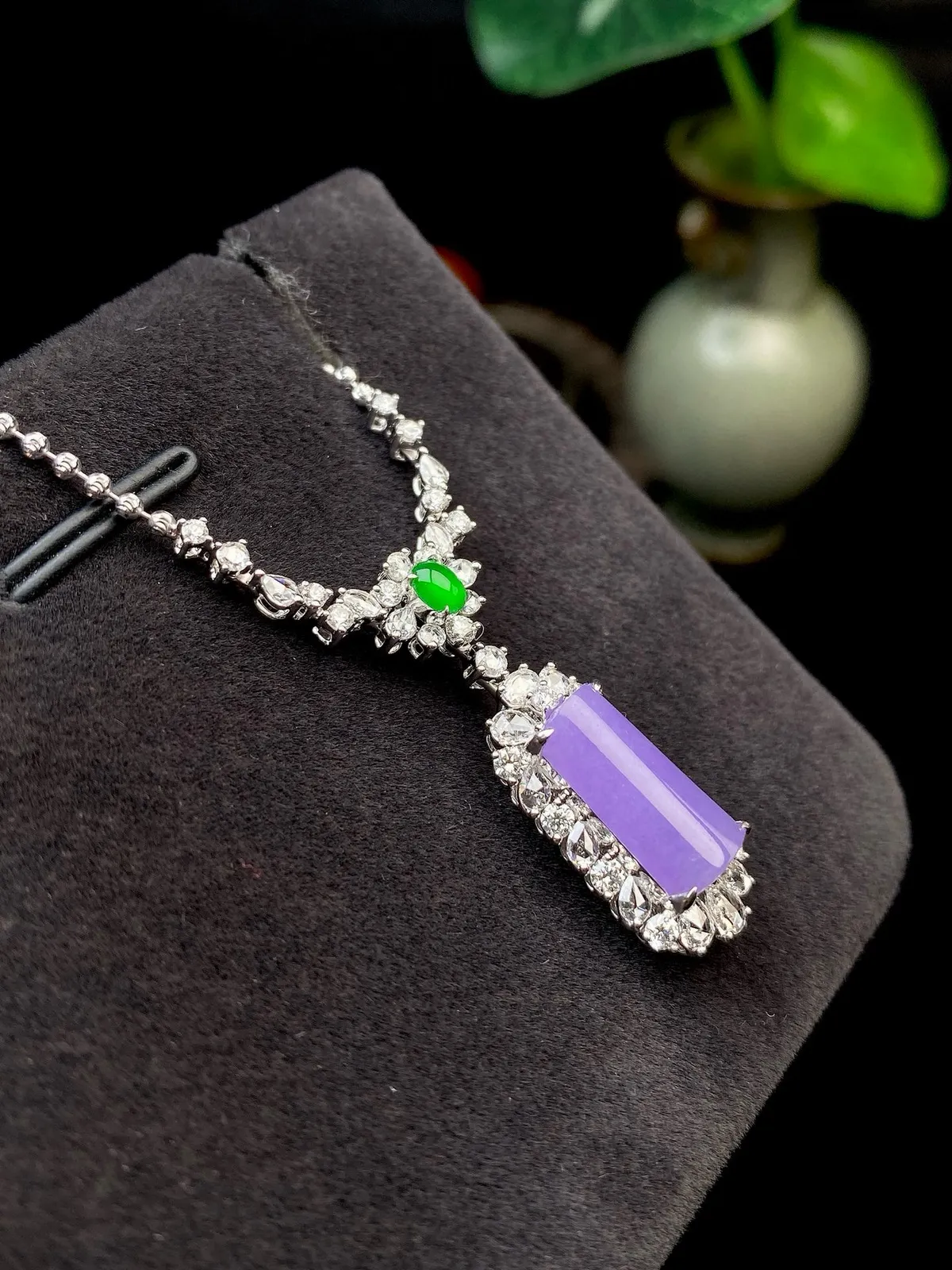 【冰种紫无事柱吊坠】质地细腻，光泽度不错，18k金钻镶嵌，裸石尺寸13*6.2*2.7毫米