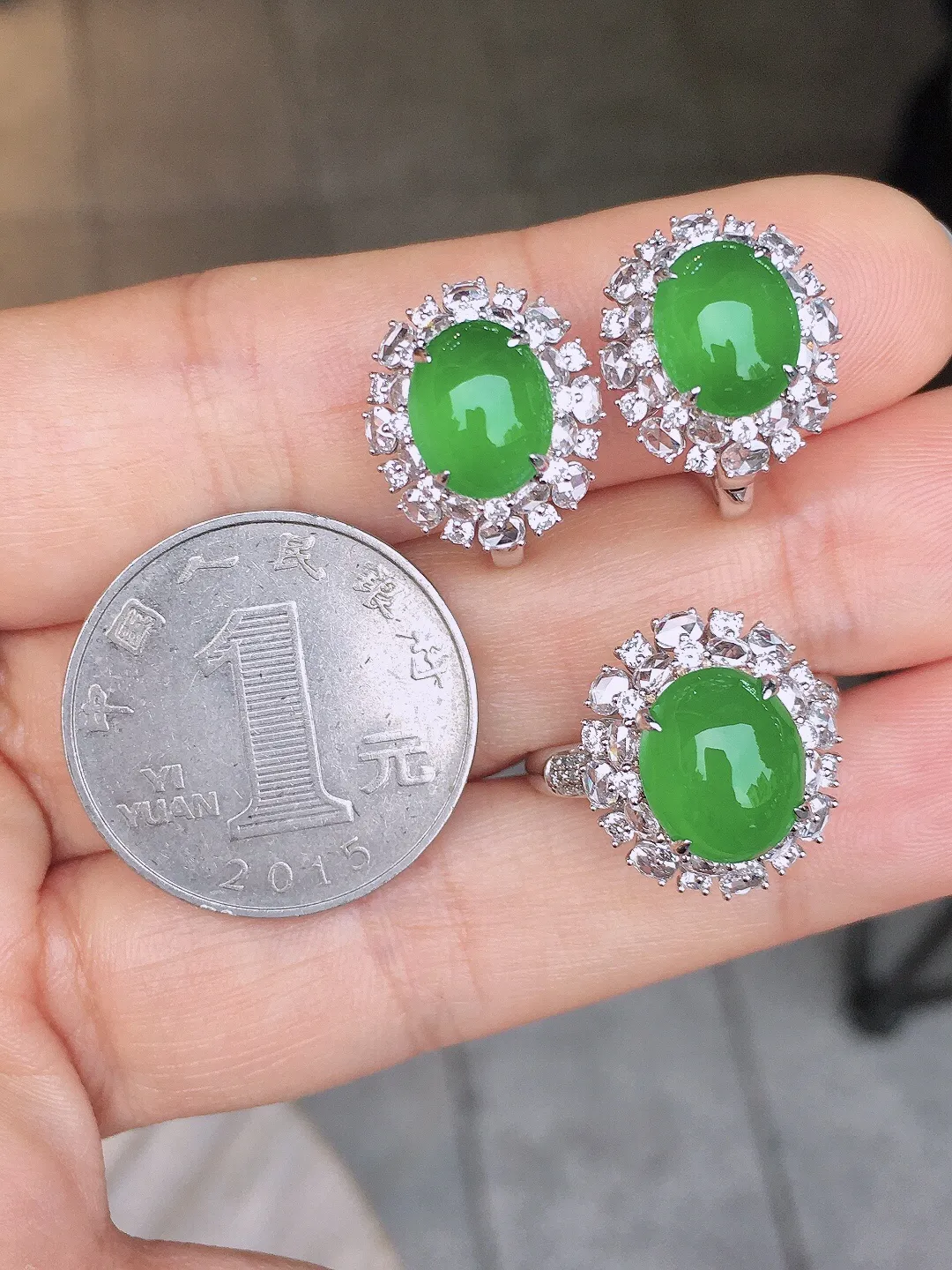 阳绿蛋面套装（耳钉+戒指），色泽均匀艳丽，玉质细腻，荧光感超
强，饱满圆润，尽显优雅气质，18k
金豪华镶嵌