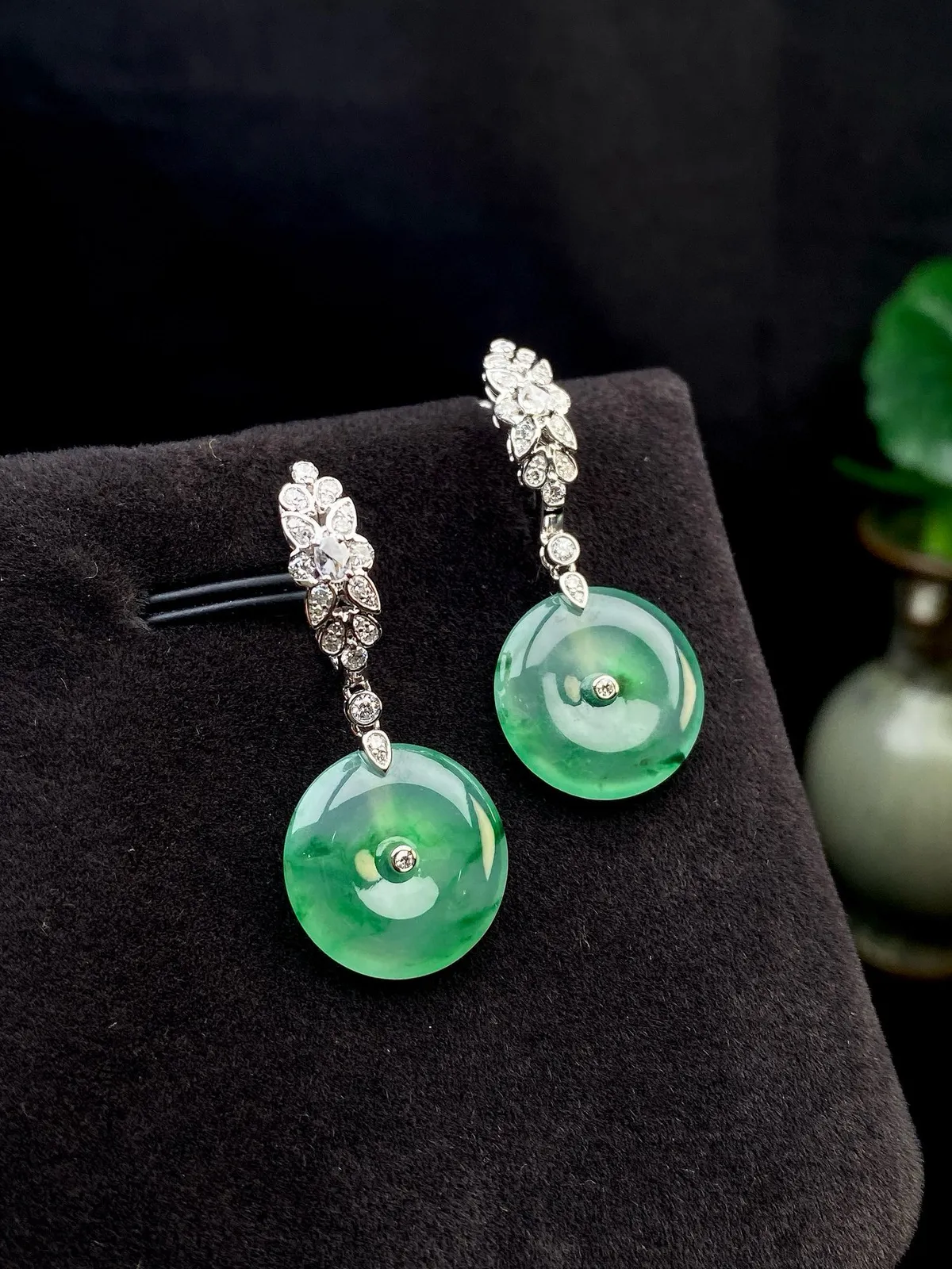 【冰种飘绿平安扣耳坠】质地细腻，冰感十足，通透闪亮，18k金钻镶嵌，裸石尺寸13.8*2.8毫米