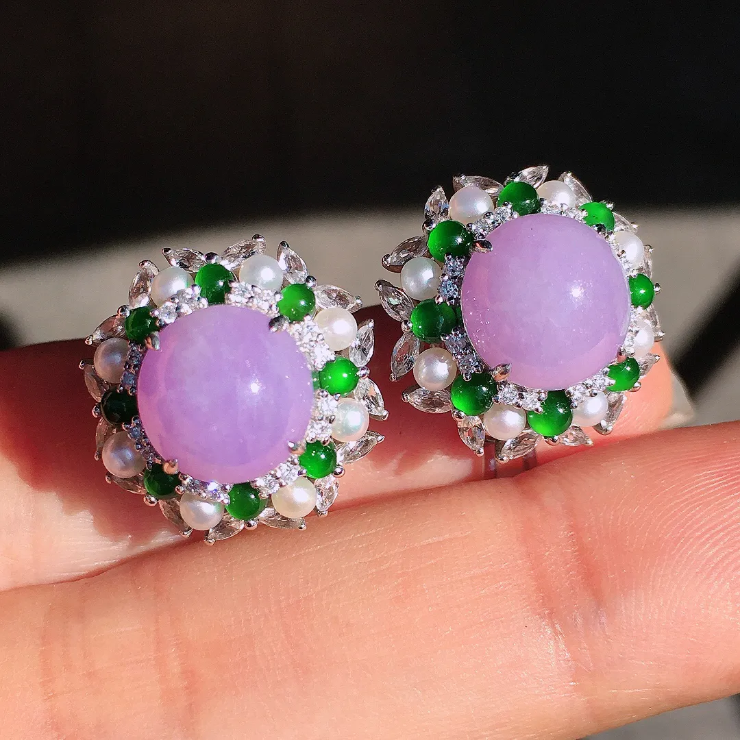 紫罗兰蛋面耳钉，色泽均匀艳丽，玉质细腻，饱满圆润，尽显优雅气质，18k
金豪华镶嵌