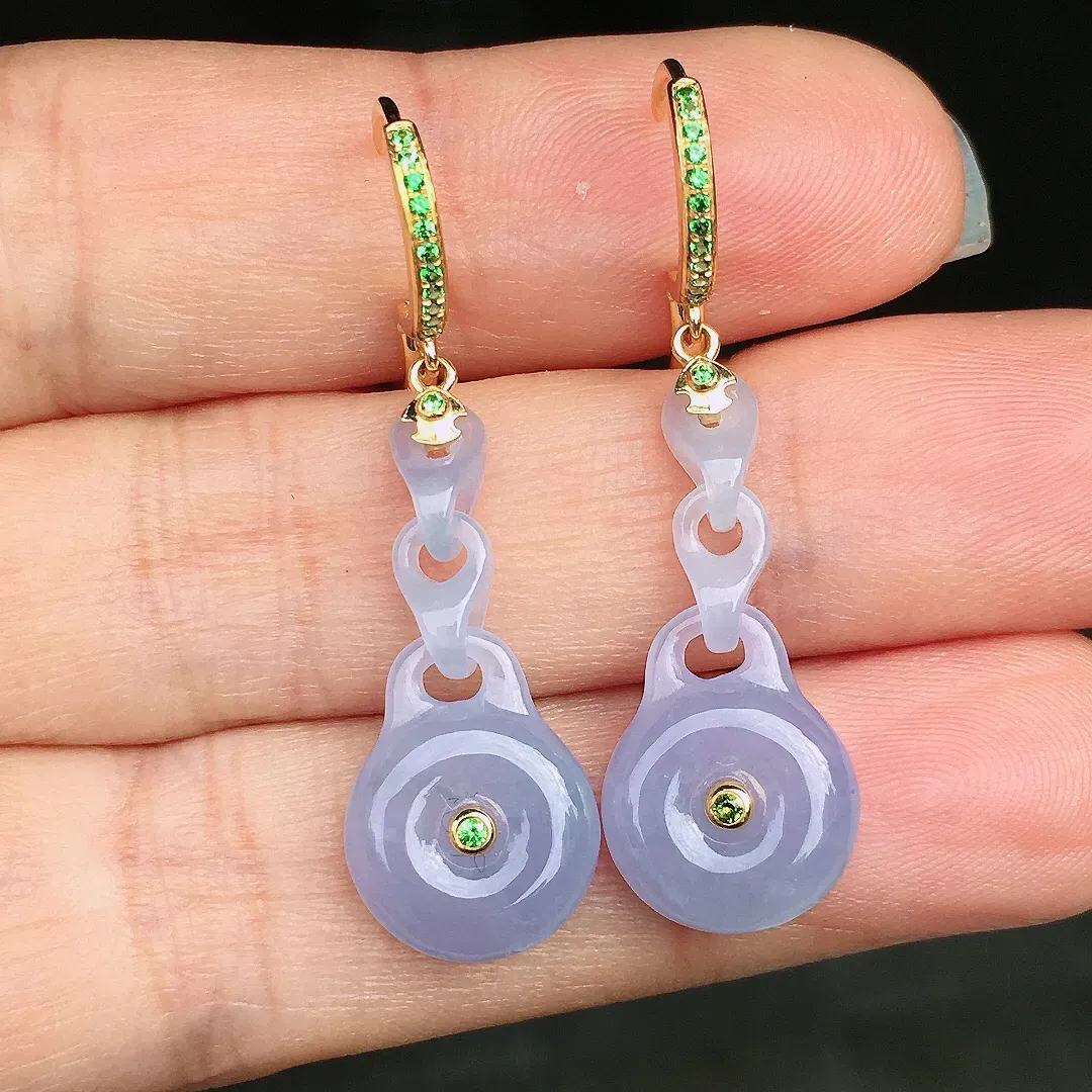 紫罗兰平安扣耳坠，色泽均匀艳丽，玉质细腻，荧光感超
强，饱满圆润，尽显优雅气质，18k
金豪华镶嵌