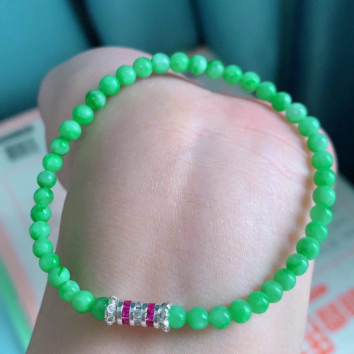 自然光实拍   冰润满绿翡翠手串手链，款式新颖，佩戴效果时尚出众 尽显气质，玉质细腻，美感十足 #002.1取一尺寸4.3mm