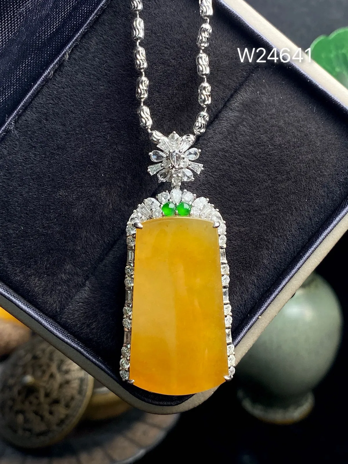 【冰种黄翡无事柱】质地细腻，冰润透亮，光泽出众，冰感十足，18k金钻镶嵌，裸石尺寸27.9*15.4