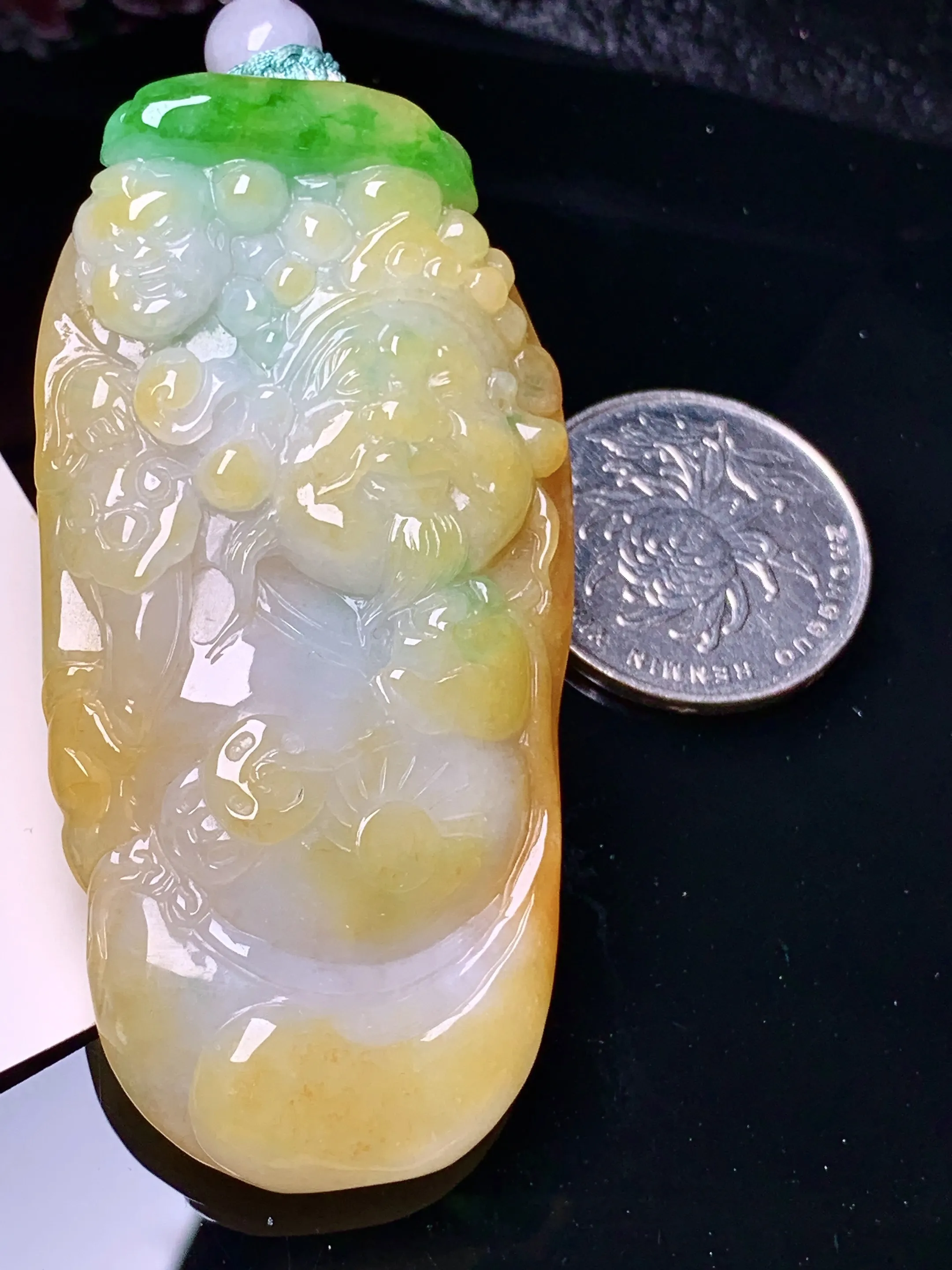 飘黄加绿财神吊坠 玉质细腻 水润亮眼 色泽艳丽 整体尺寸65*32.6*10