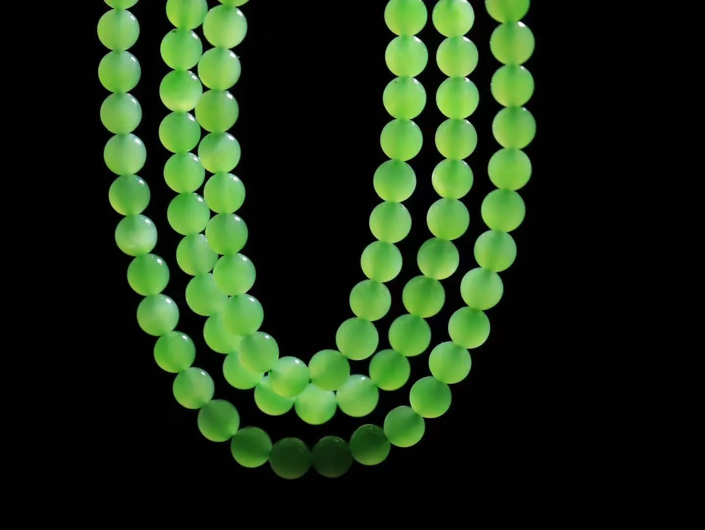 【珠圆玉润.项链】

收藏级臻品️和田玉碧玉珠圆玉润项链 玉质温润细腻  整串打磨圆润，佩戴舒适。珠珠落玉盘，间关莺语花底滑，一生美好时光，无论身在何处，都有它相伴相守。事事顺遂，幸福美满，吉祥如意。重36.41克 尺寸取一5.8mm  791251278A