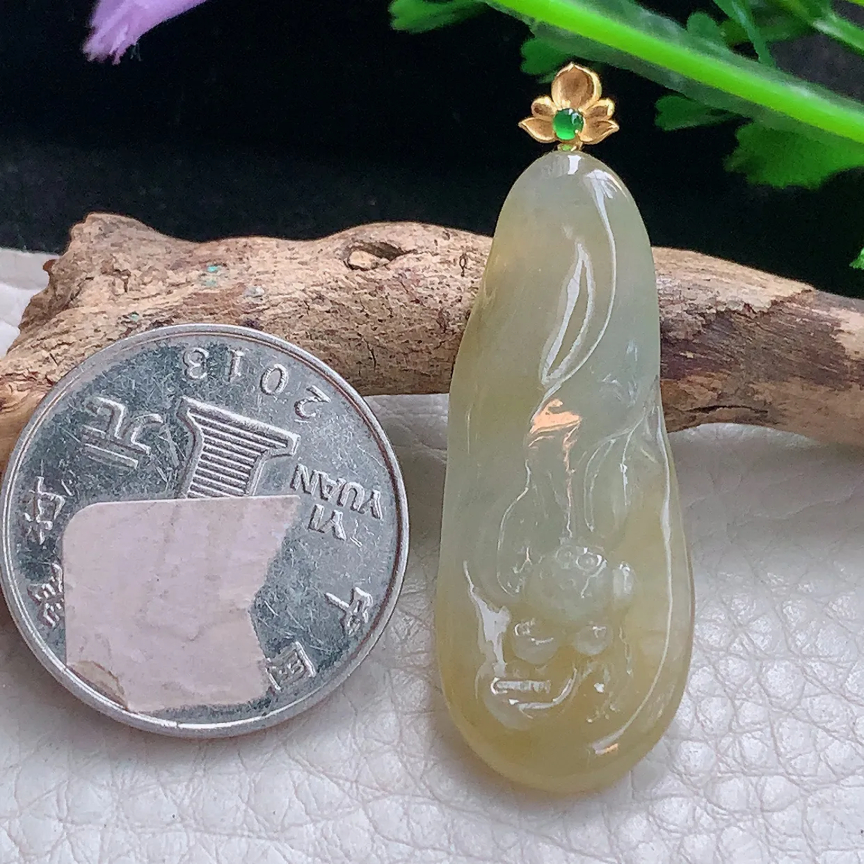 x54自然光45*15.5*5精美翡翠a货冰润冰清玉洁玉吊坠 玉挂件