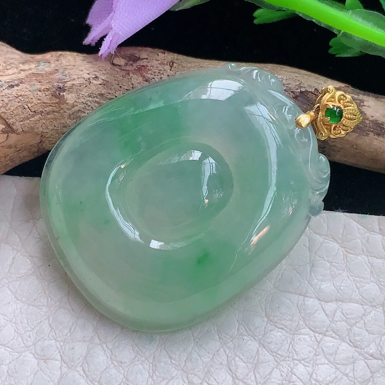 x54自然光33.8*28*5.8精美翡翠a货冰绿福贝玉吊坠 玉挂件