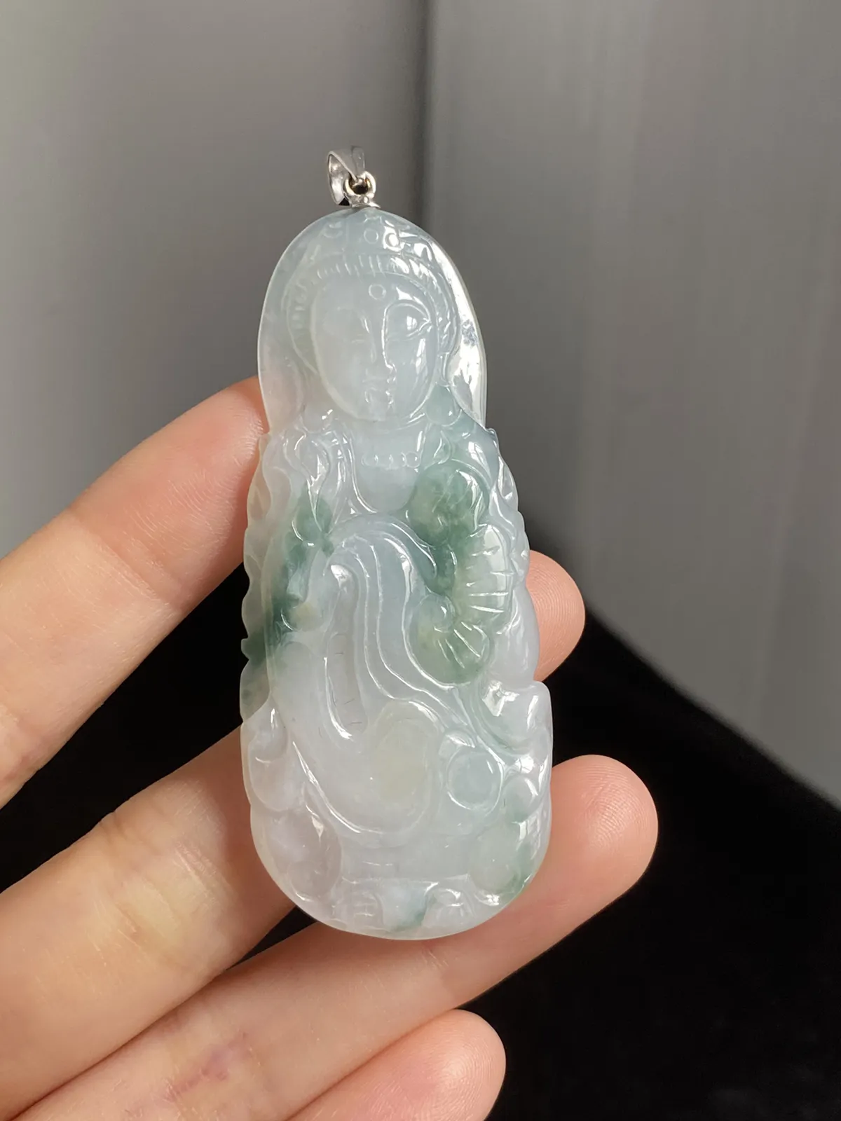 翡翠冰糯种淡绿色吊坠，印记：Au750