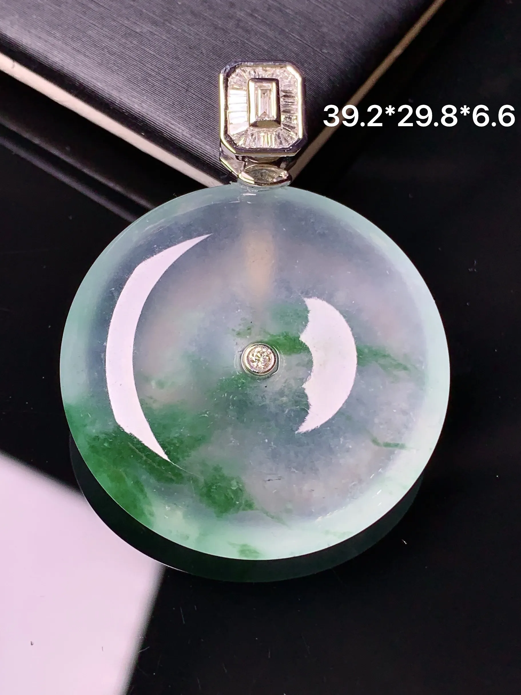 18k金钻镶嵌冰种飘绿平安扣吊坠 玉质细腻 水润亮眼 色泽艳丽 整体尺寸39.2*29.8*6.6