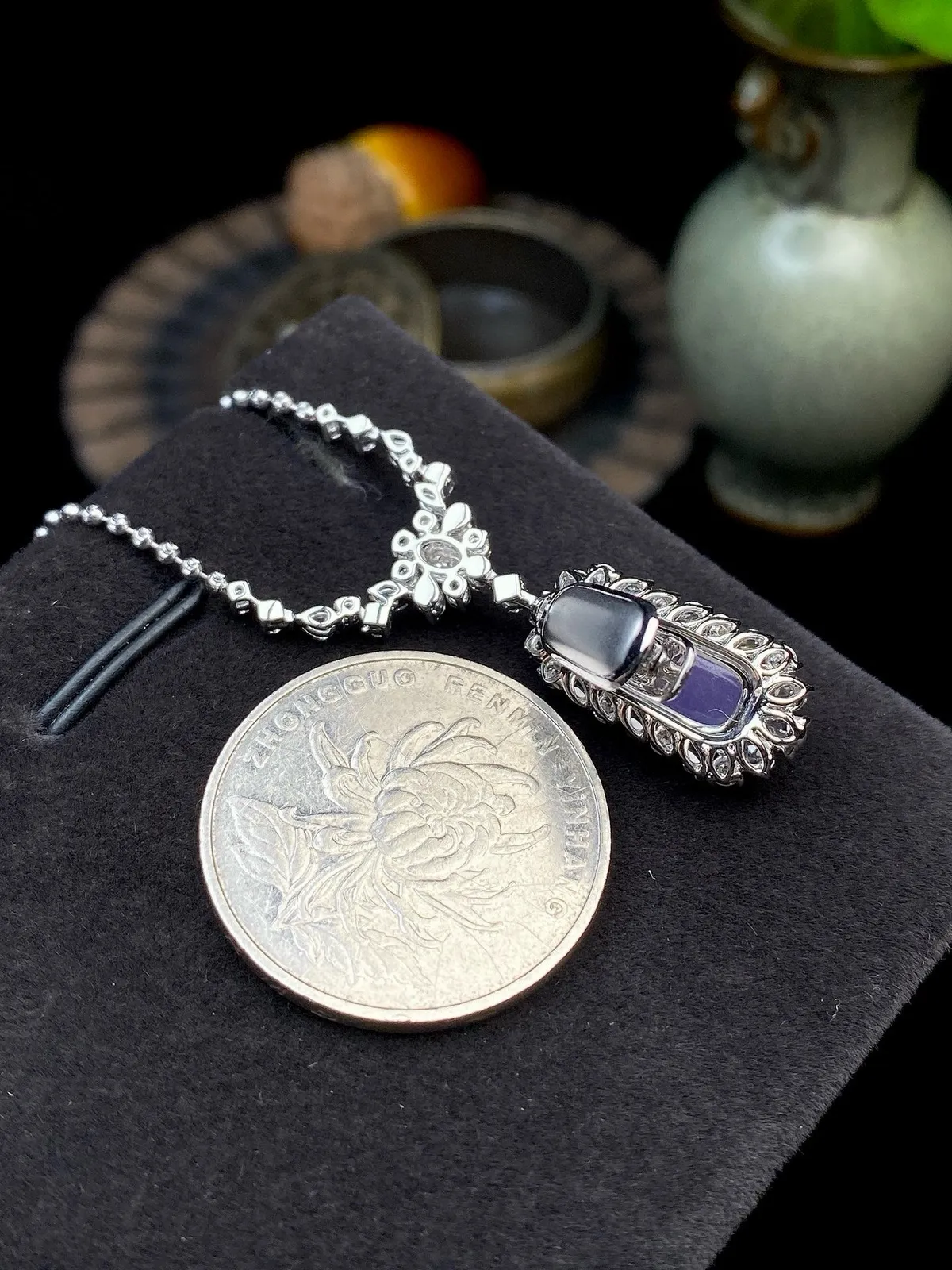 【冰种紫无事柱吊坠】质地细腻，光泽度不错，18k金钻镶嵌，裸石尺寸13*6.2*2.7毫米