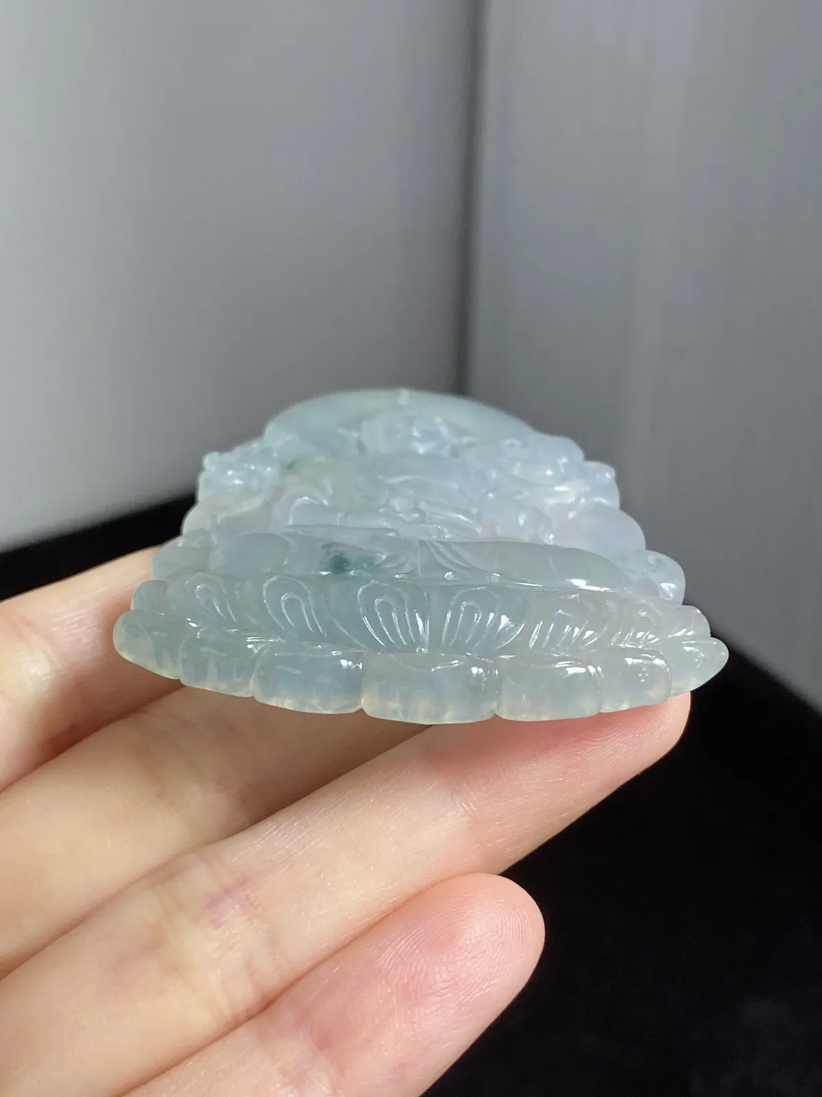 翡翠冰糯种淡绿色吊坠