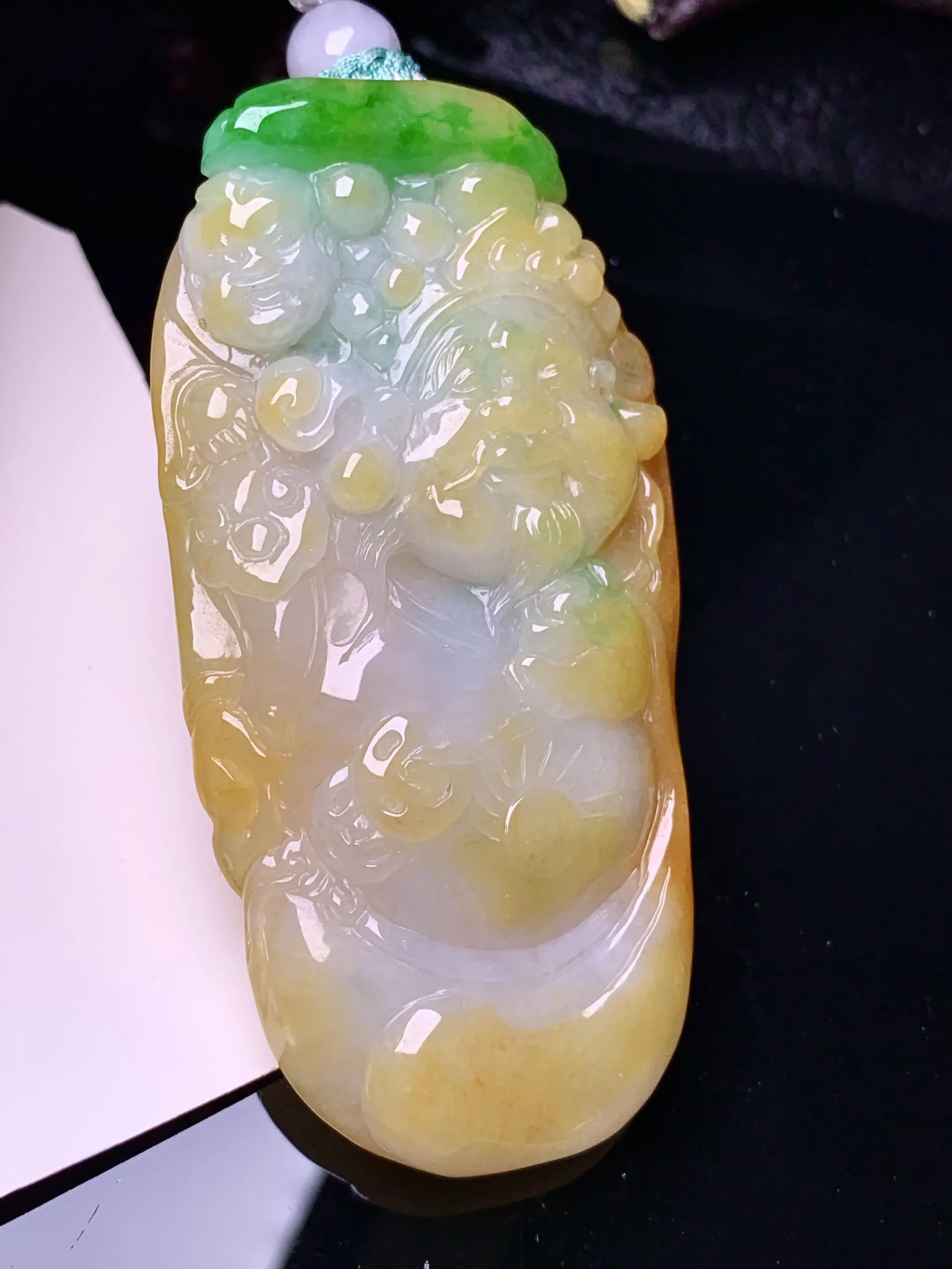 飘黄加绿财神吊坠 玉质细腻 水润亮眼 色泽艳丽 整体尺寸65*32.6*10